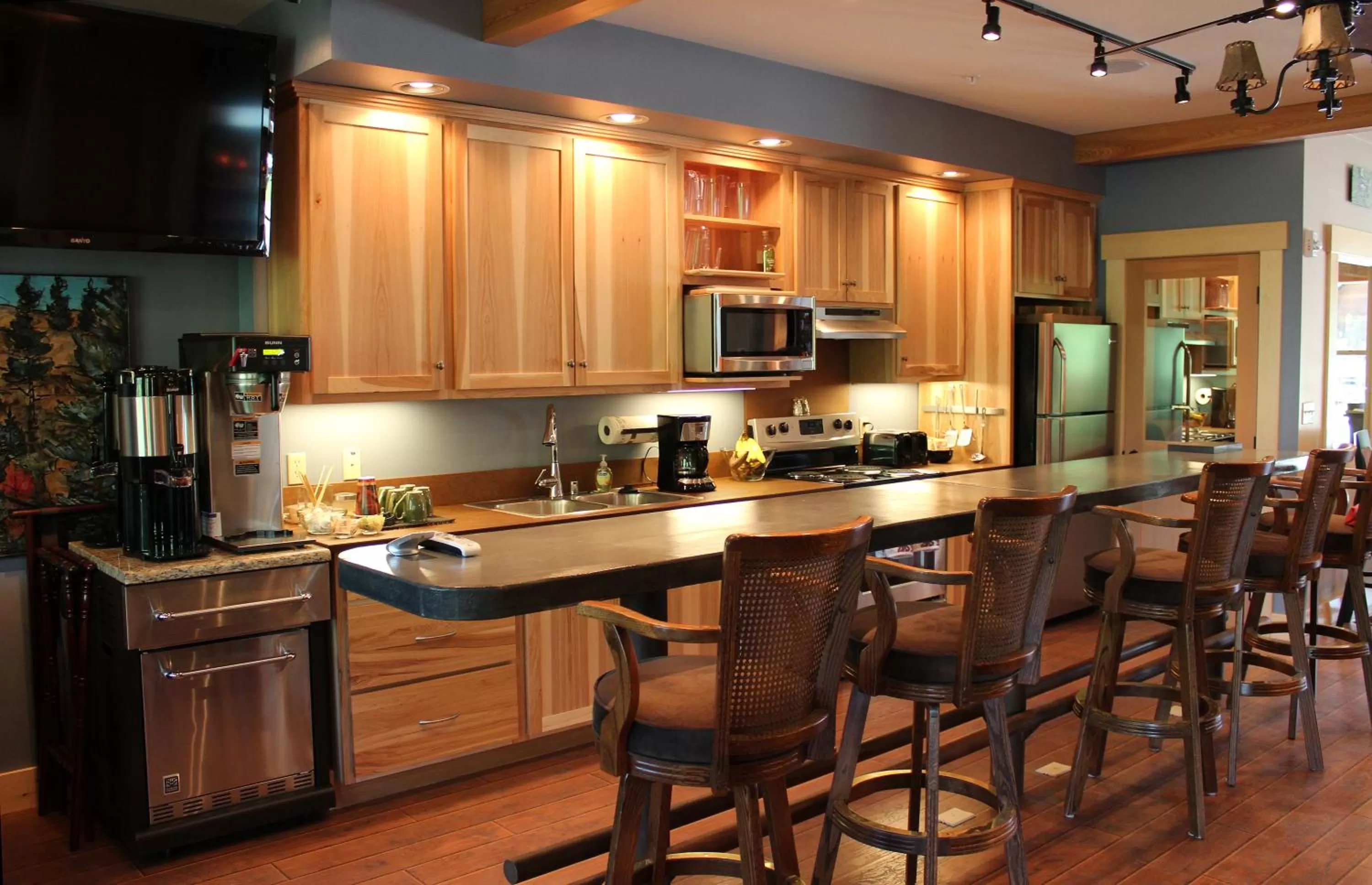 Communal lounge/ TV room in Twisp River Suites