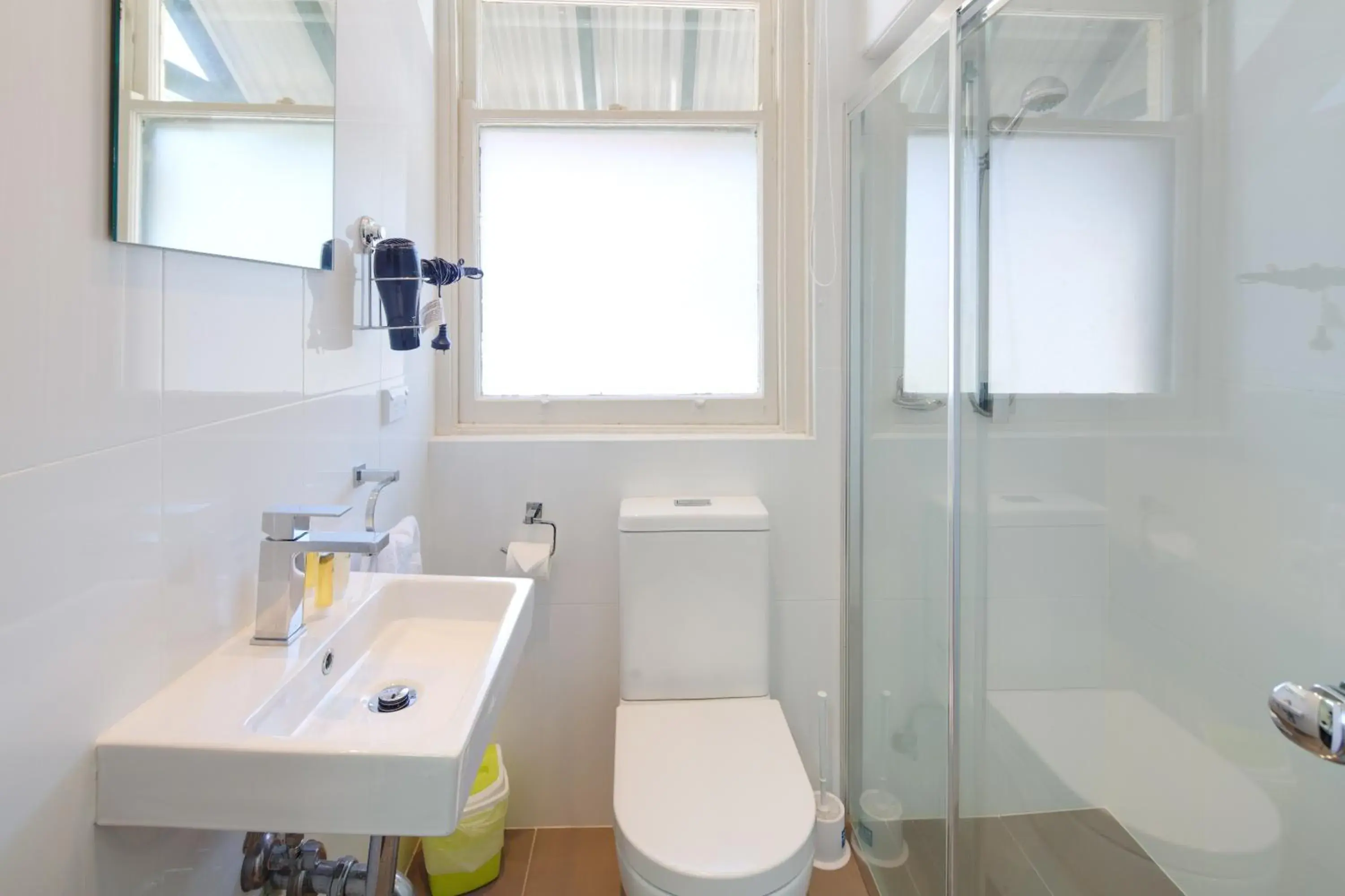 Twin Room with Private Bathroom in Neutral Bay Lodge Twin Room with Private Bathroom in Neutral Bay Lodge