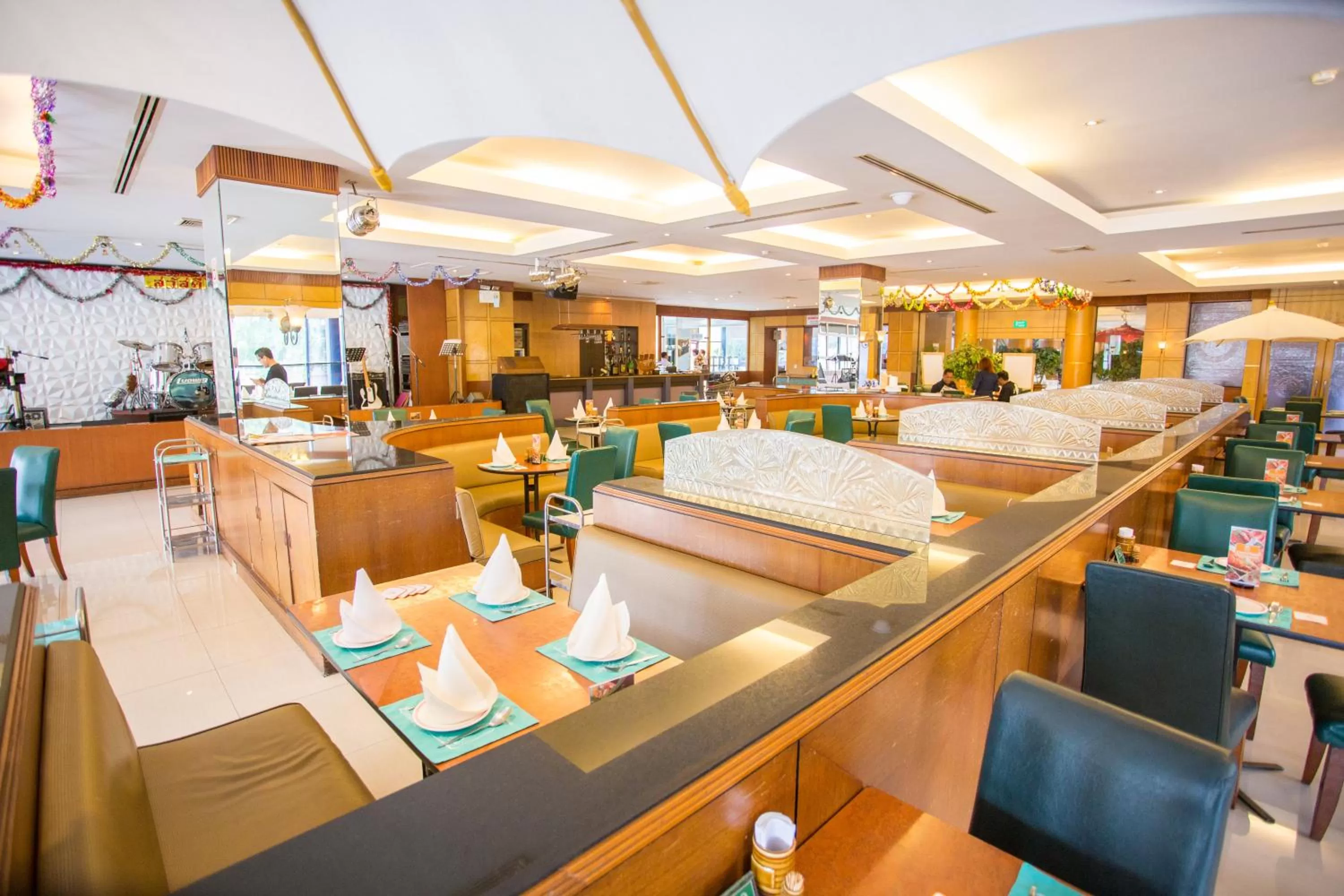 Restaurant/places to eat in Seeharaj Hotel