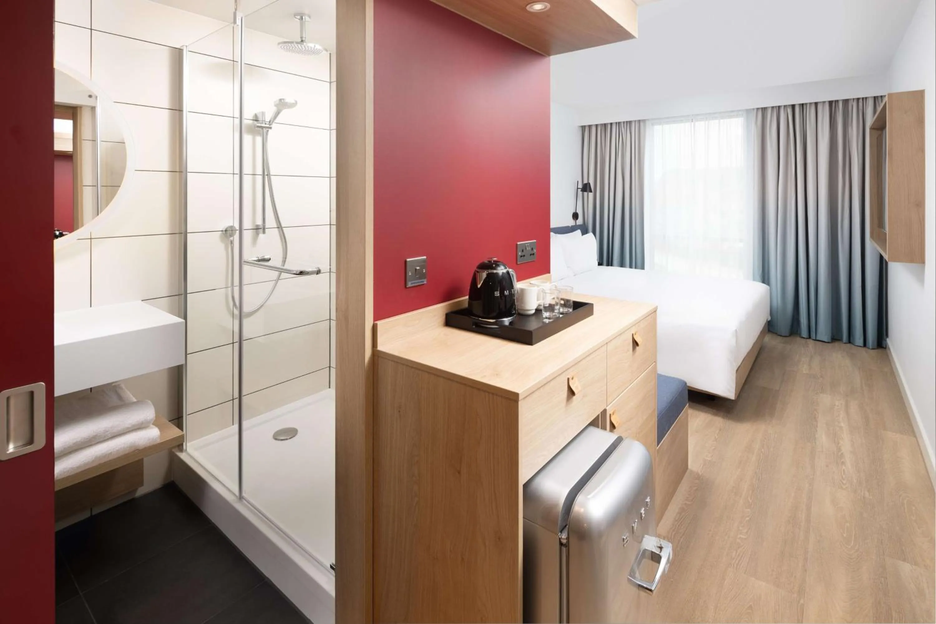 Bathroom, Bed in Hampton By Hilton Rochdale