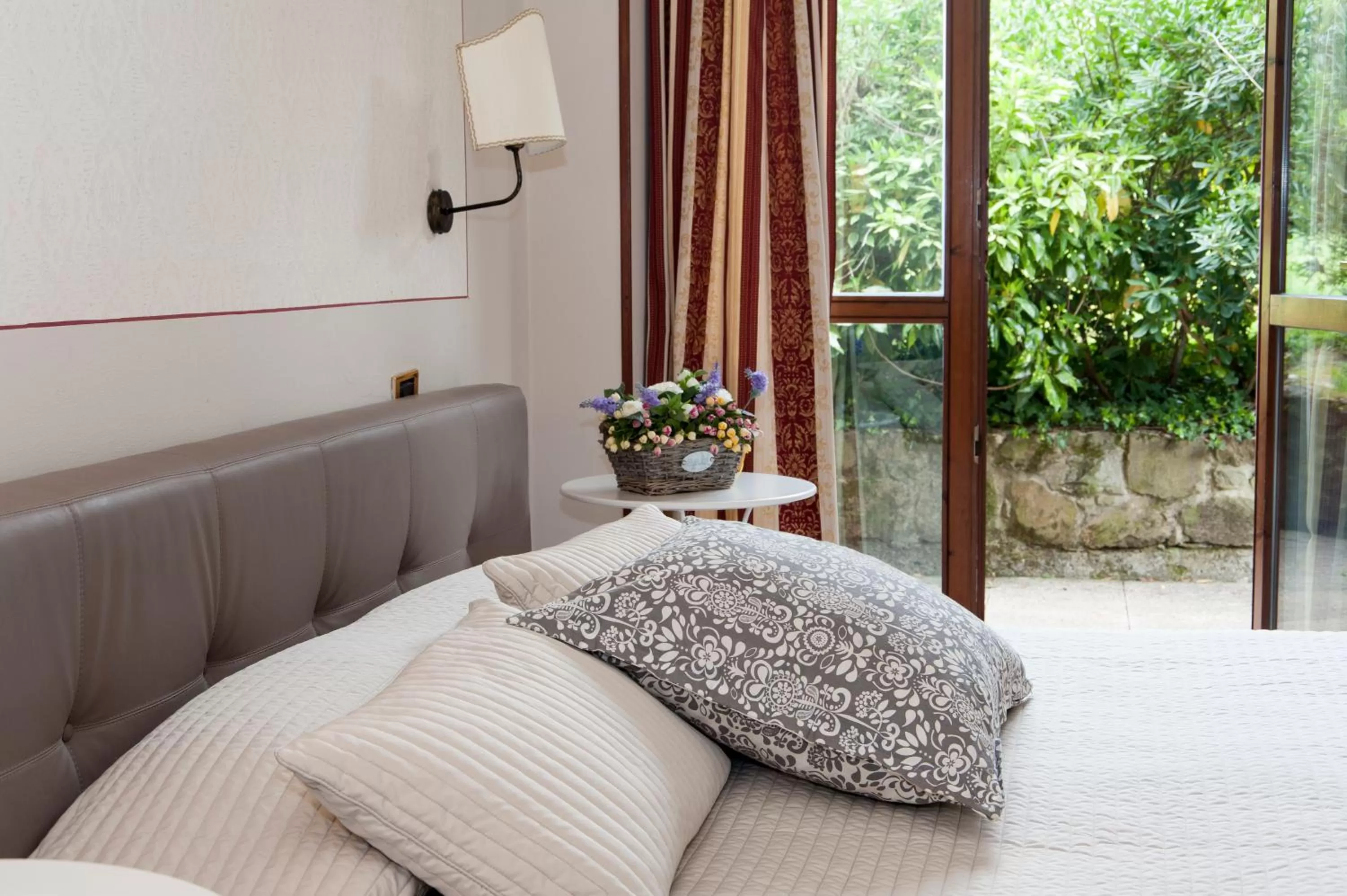 Pool view, Bed in Hotel Monti