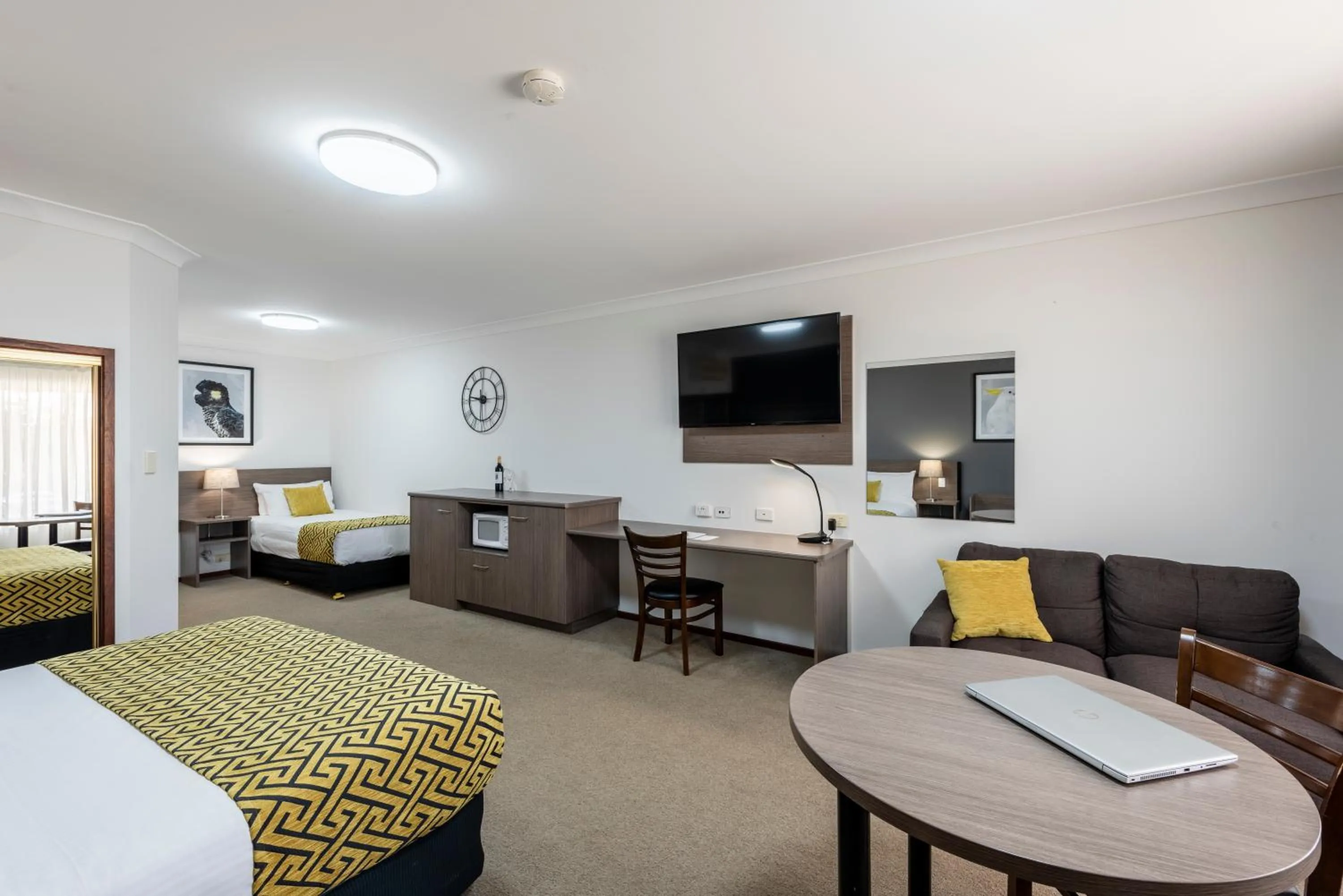 Photo of the whole room, Bed in Best Western Plus Ambassador Orange