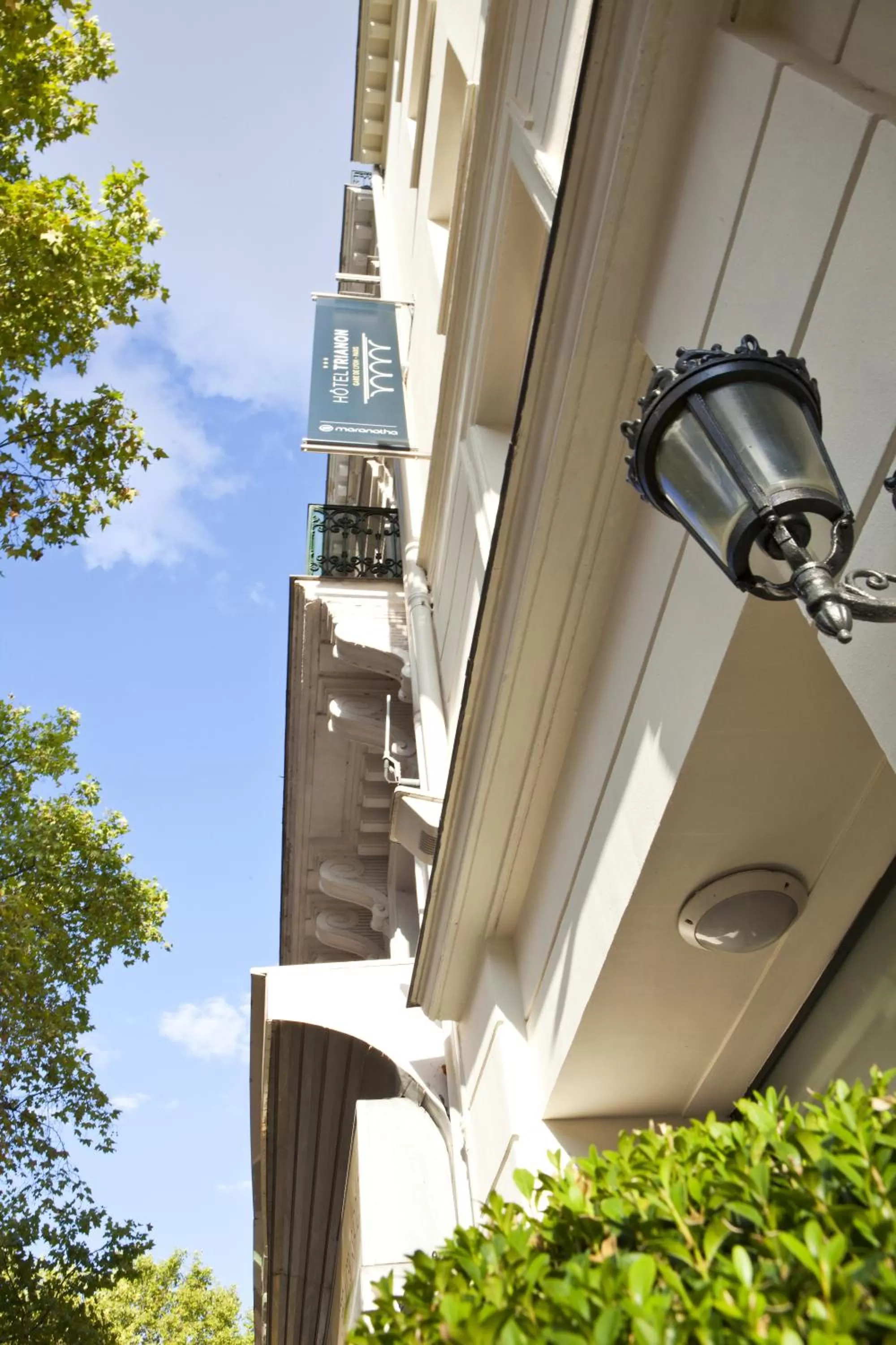 Facade/entrance in Trianon Gare de Lyon