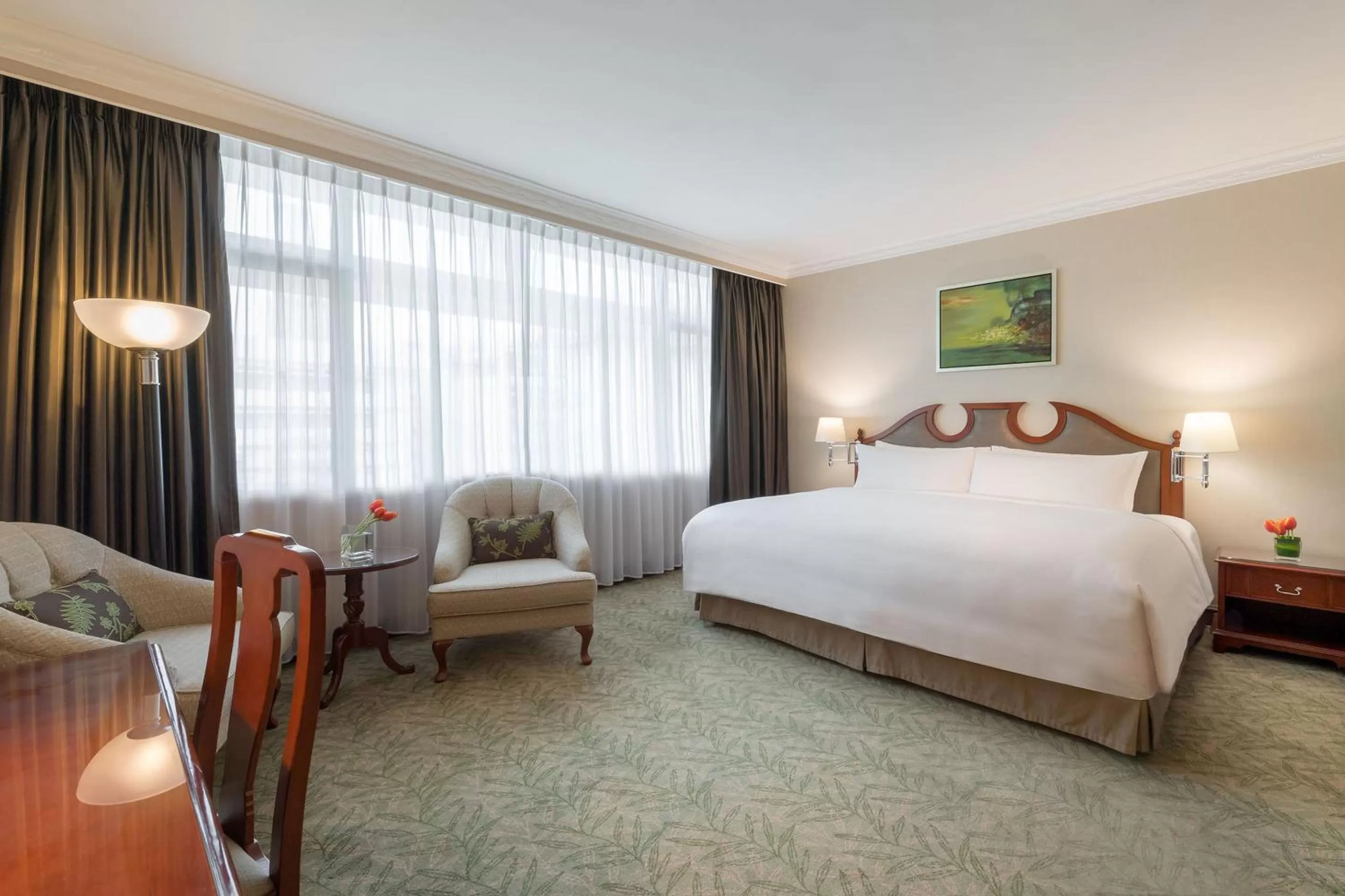 Photo of the whole room, Bed in Marco Polo Hongkong Hotel