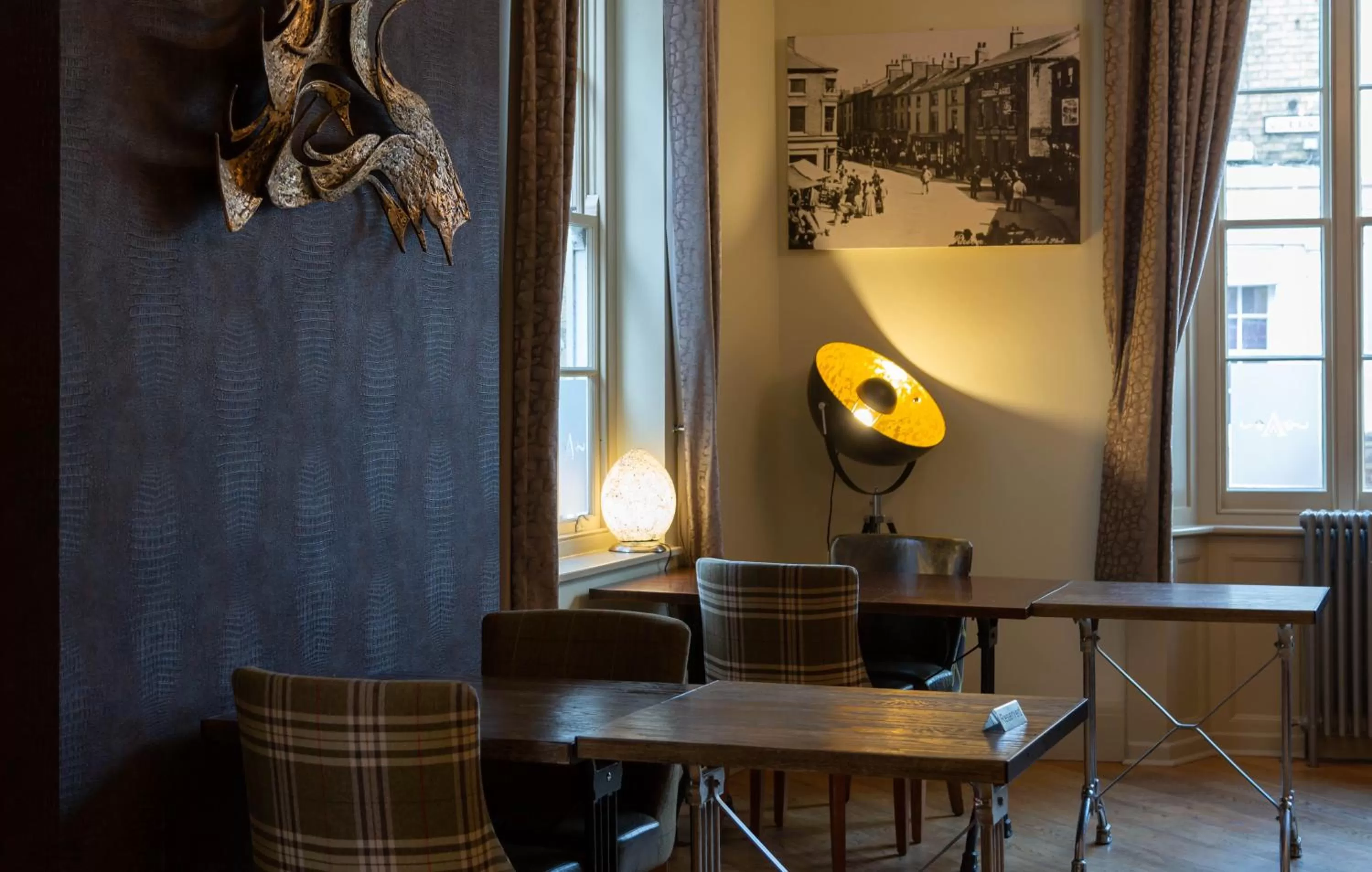 Restaurant/places to eat in Advocate Arms