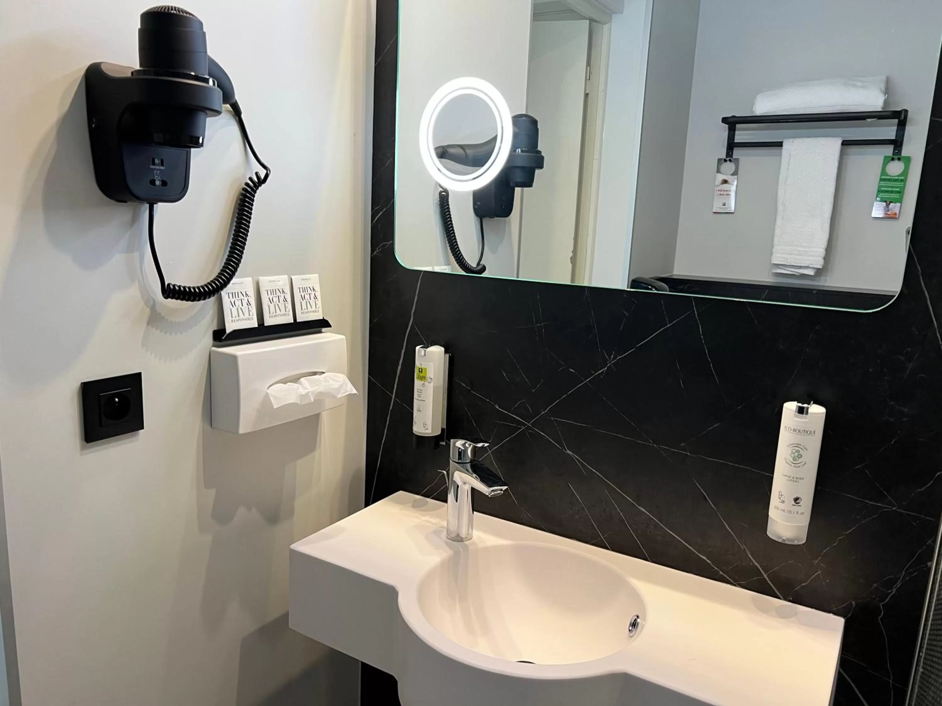 Bathroom in Logis Hôtel Des Acacias Lille Neuville en Ferrain, Restaurant l'Acacias Gourmand