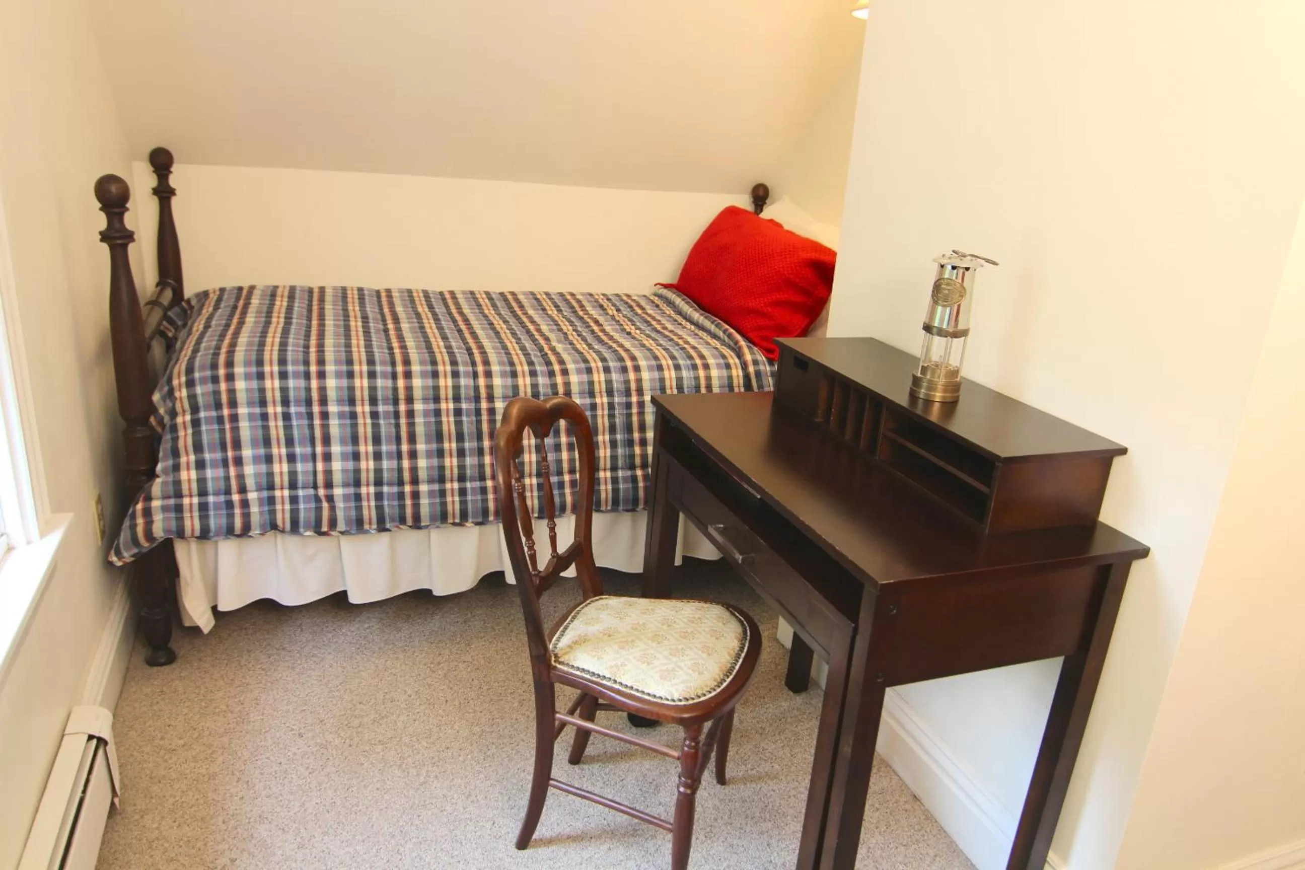 Bedroom, Seating Area in Kendall Tavern Inn Bed and Breakfast