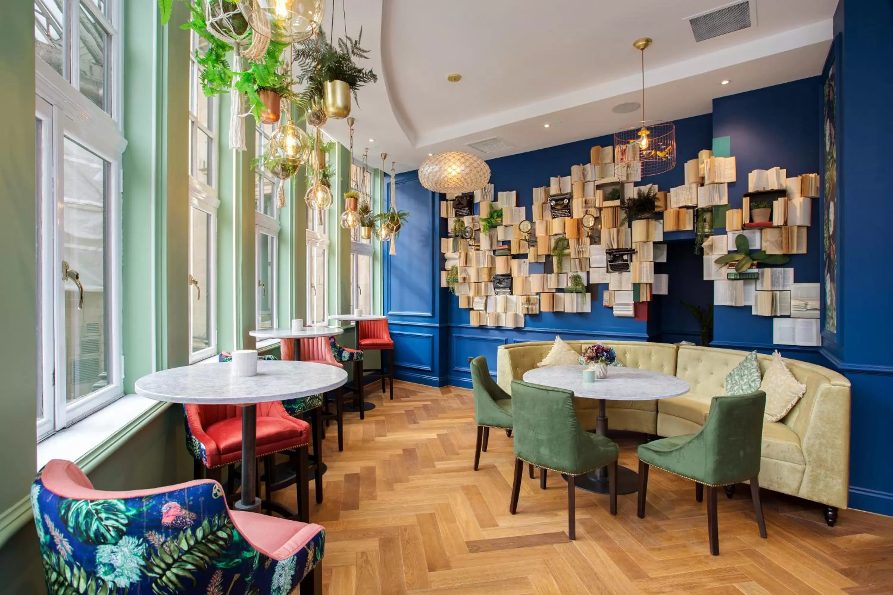 Lounge or bar in voco Grand Central Glasgow by IHG