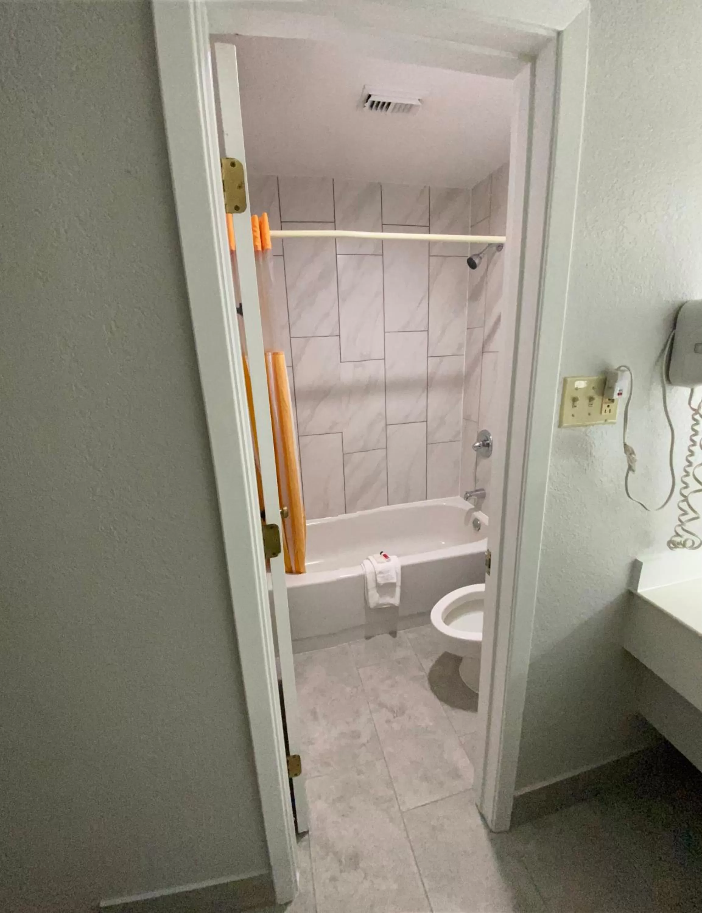 Bathroom in La Quinta Inn by Wyndham Tyler