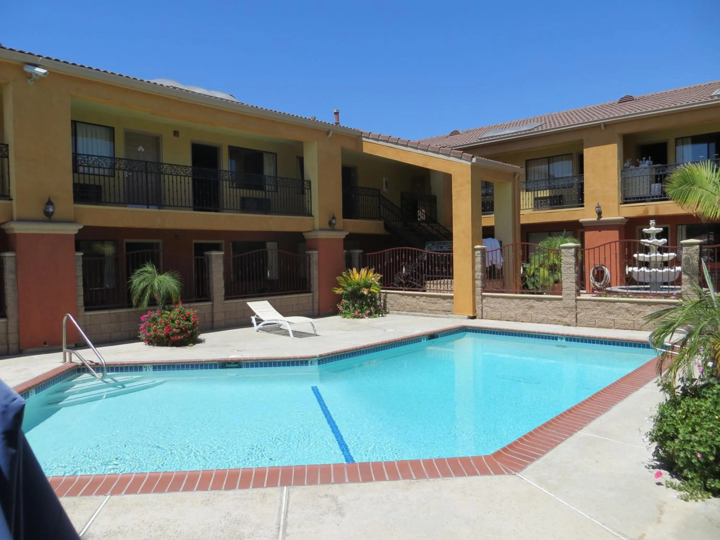 Swimming pool in Azusa Inn
