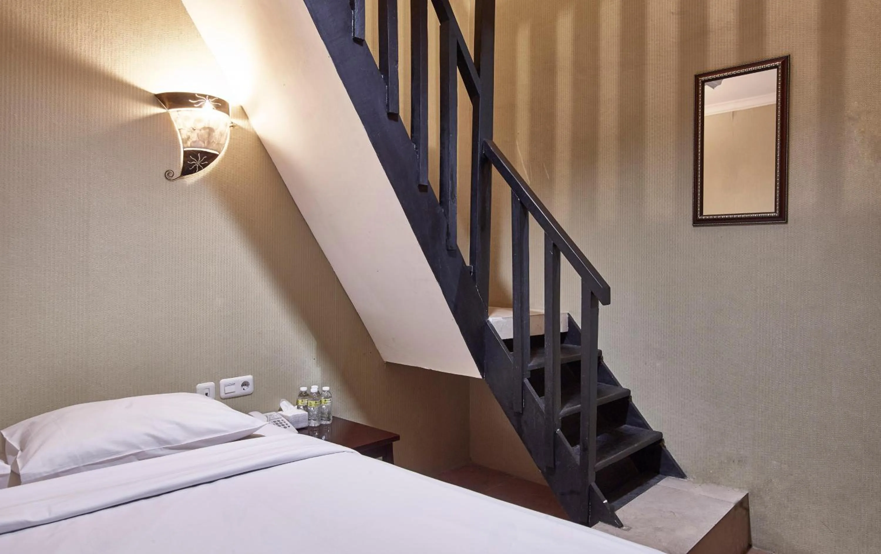 Bedroom, Bed in Twins Hotel