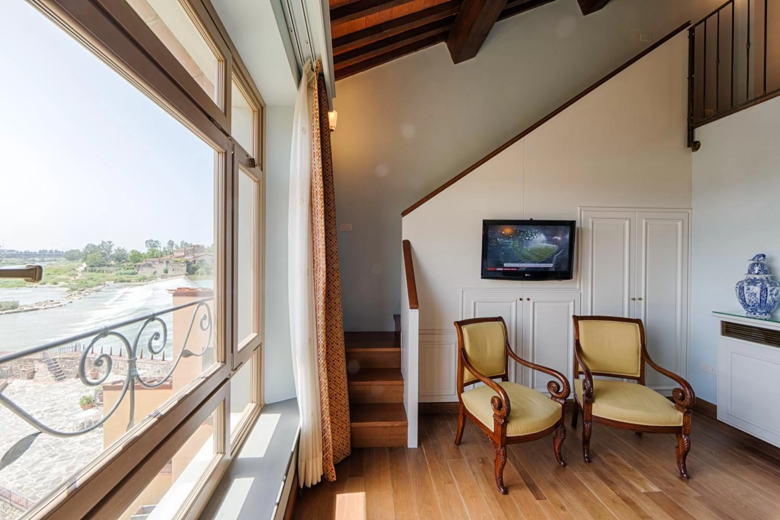 Photo of the whole room in Hotel Mulino di Firenze - WorldHotels Crafted