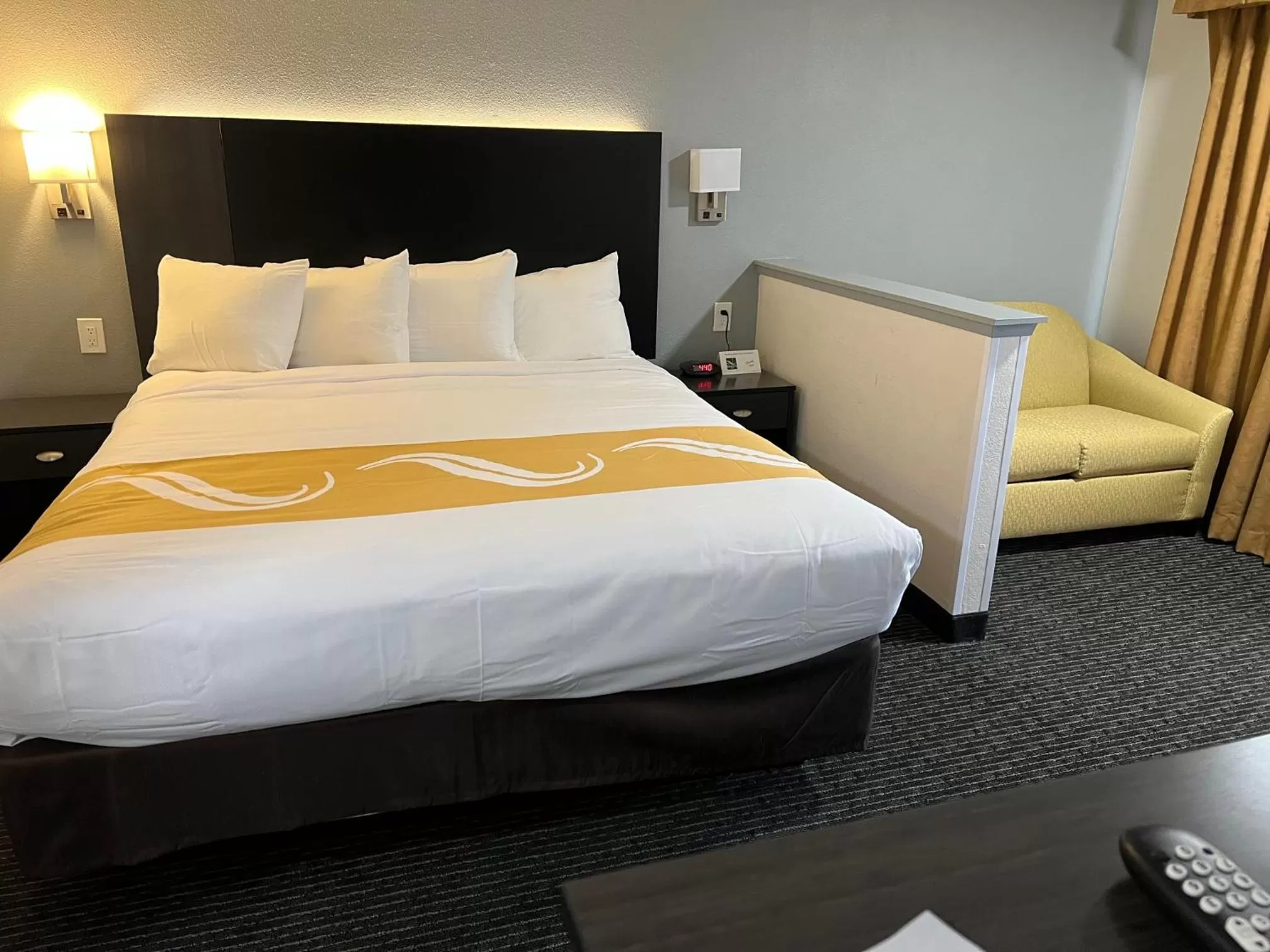 Bed in Quality Inn & Suites South San Jose - Morgan Hill