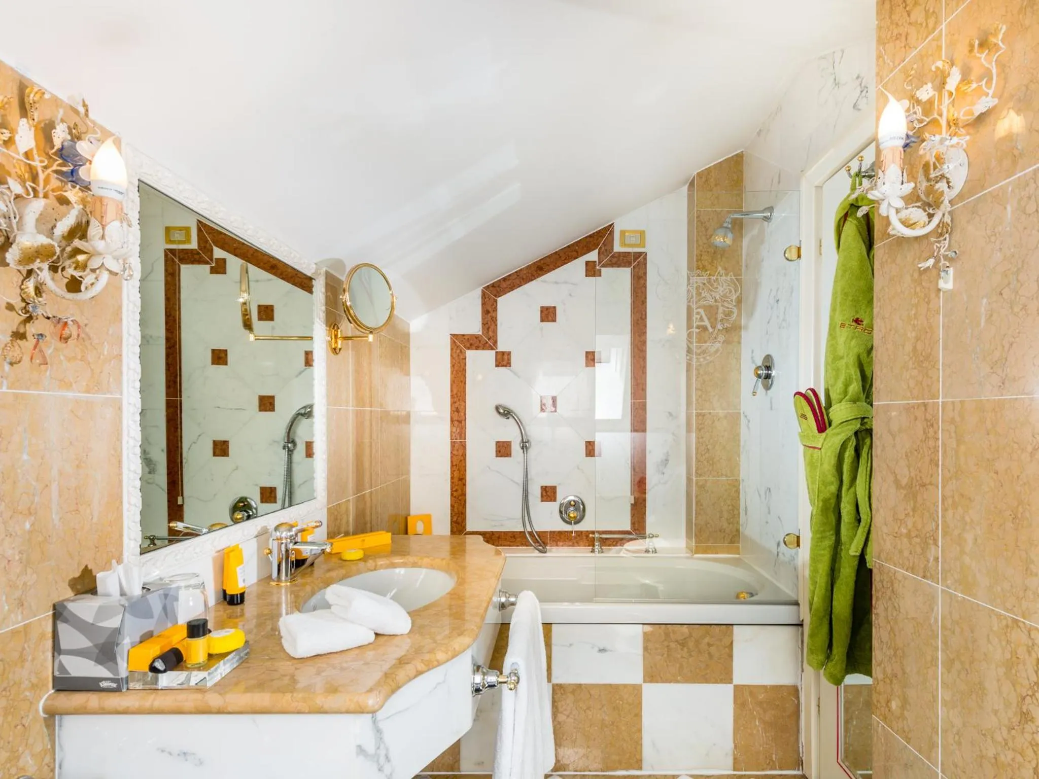 Bathroom in Villa e Palazzo Aminta - A Leading Hotel of The World