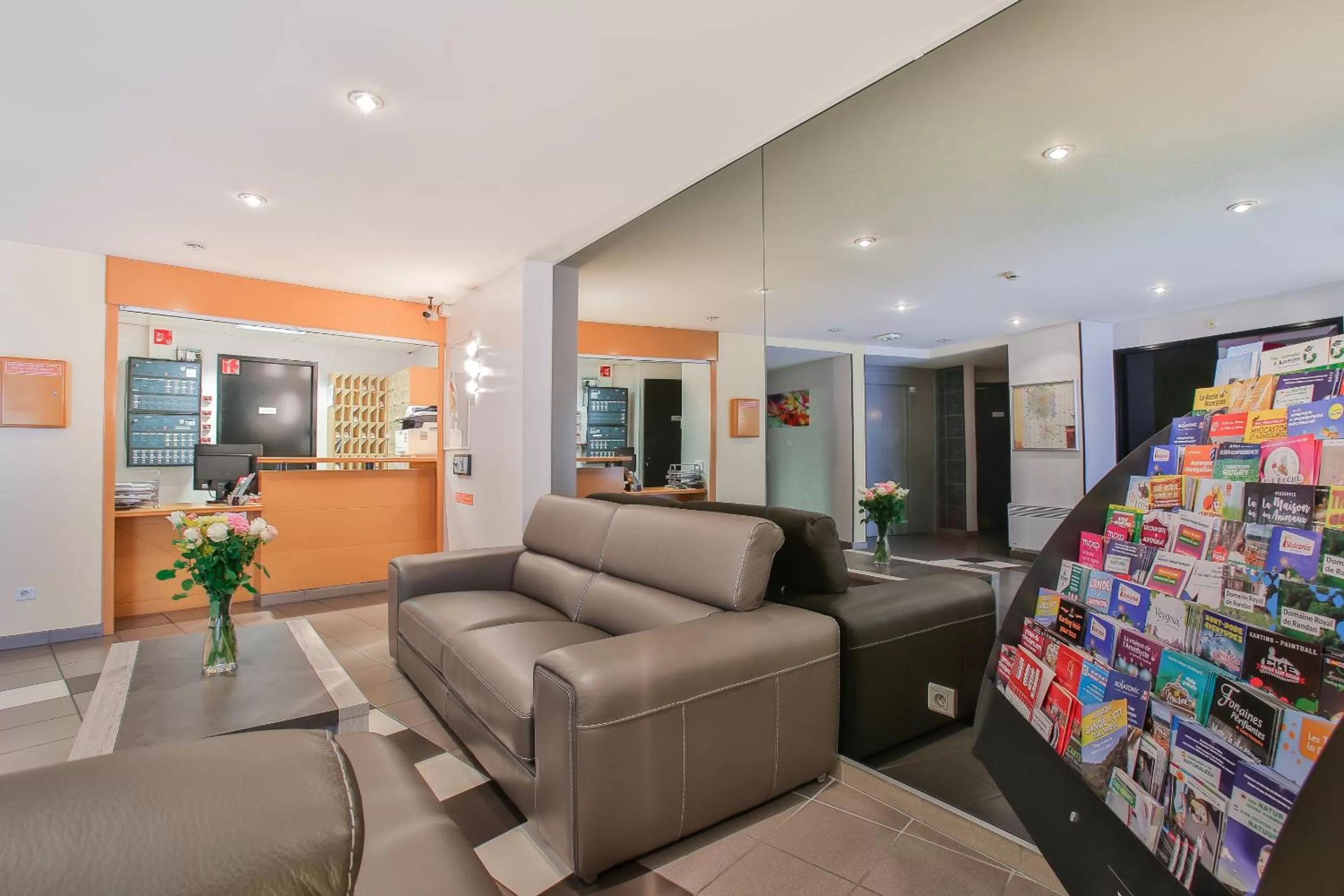 Lobby or reception in Hôtel et Résidence Les Lauréades Clermont-Ferrand Centre Jaude