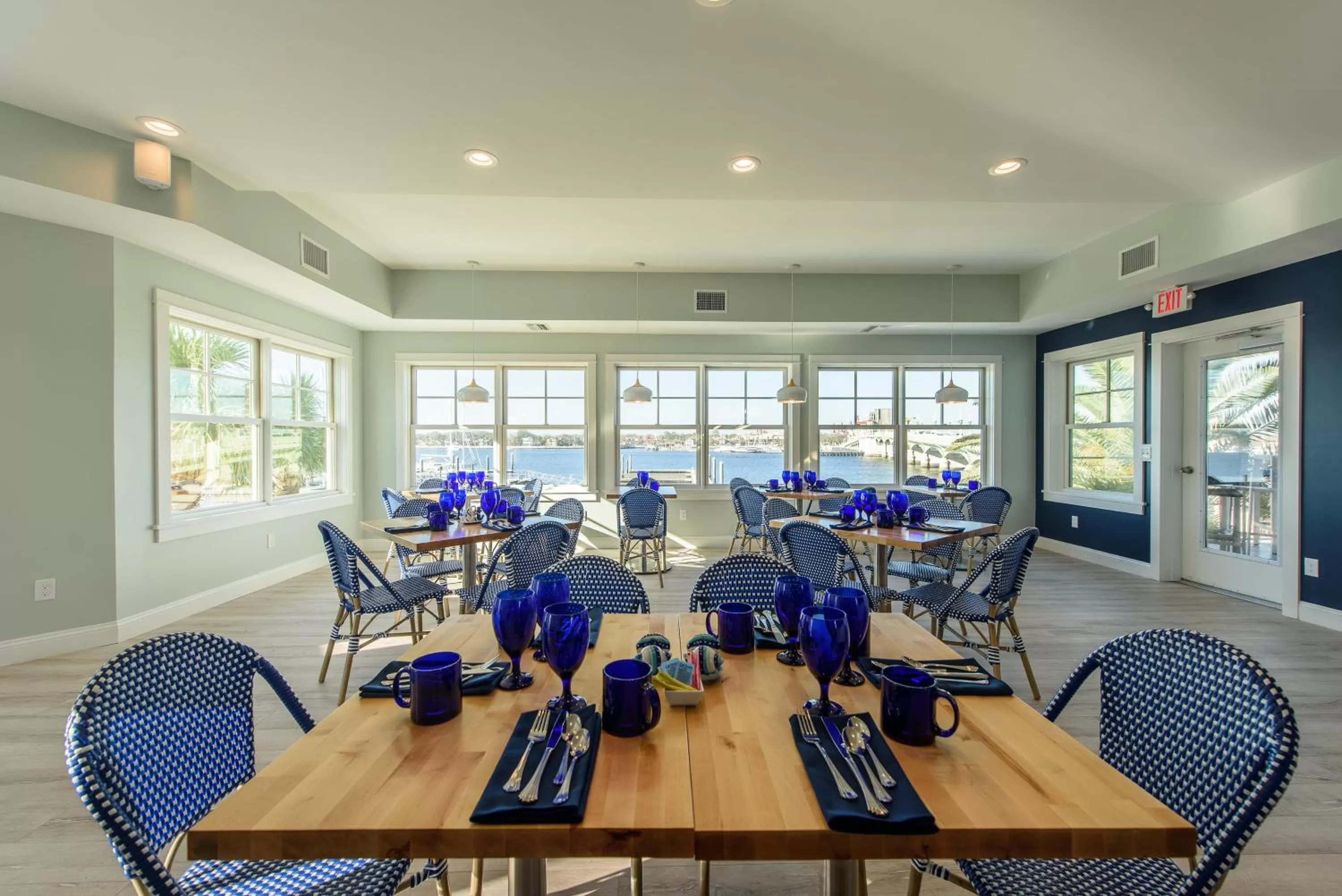 Restaurant/places to eat in Marker 8 Hotel and Marina