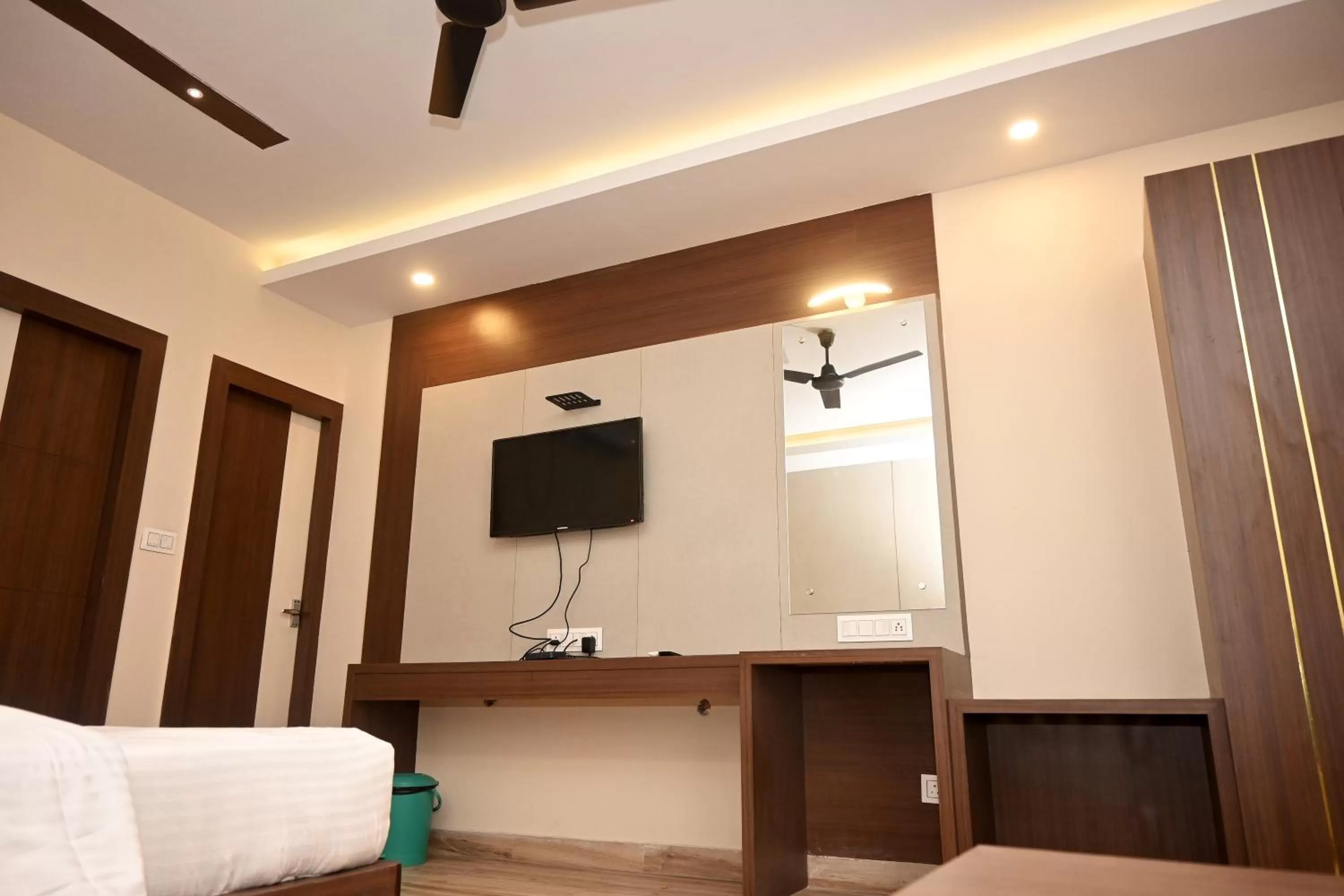 Communal lounge/ TV room, TV/Entertainment Center in Royal Sea View