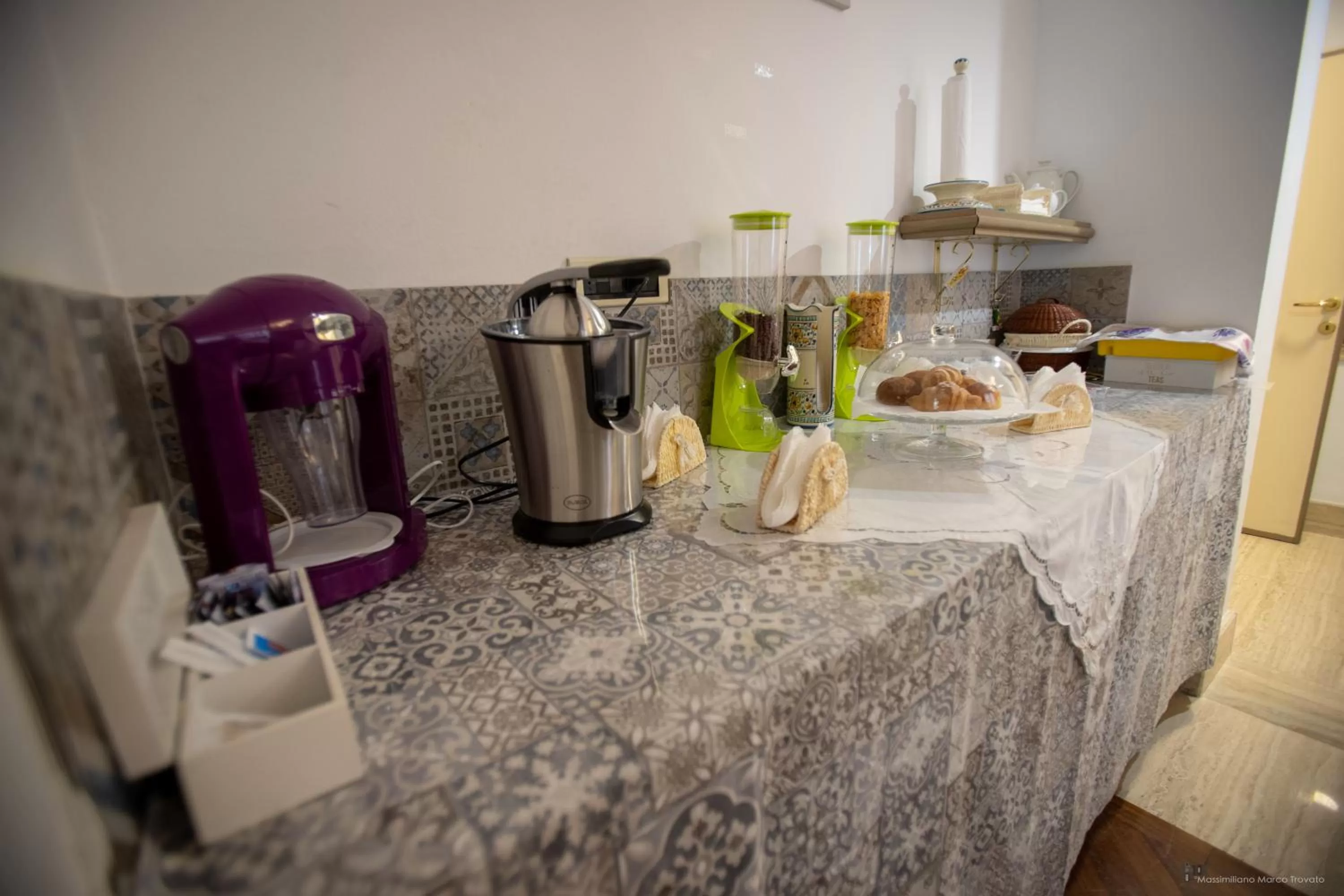 Communal kitchen in B&B Sicily Luxury