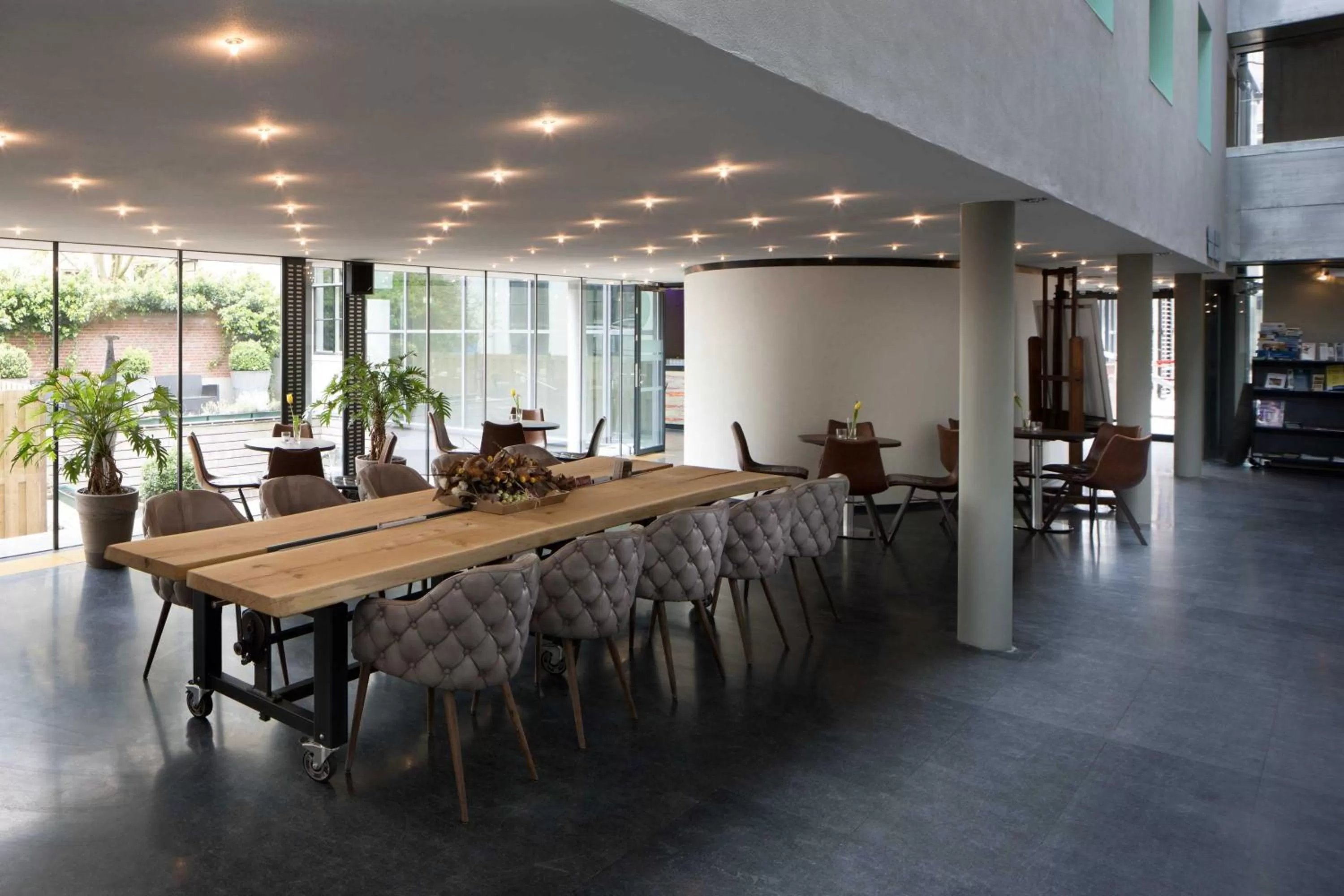 Communal lounge/ TV room in Hampshire Hotel - 's Gravenhof Zutphen