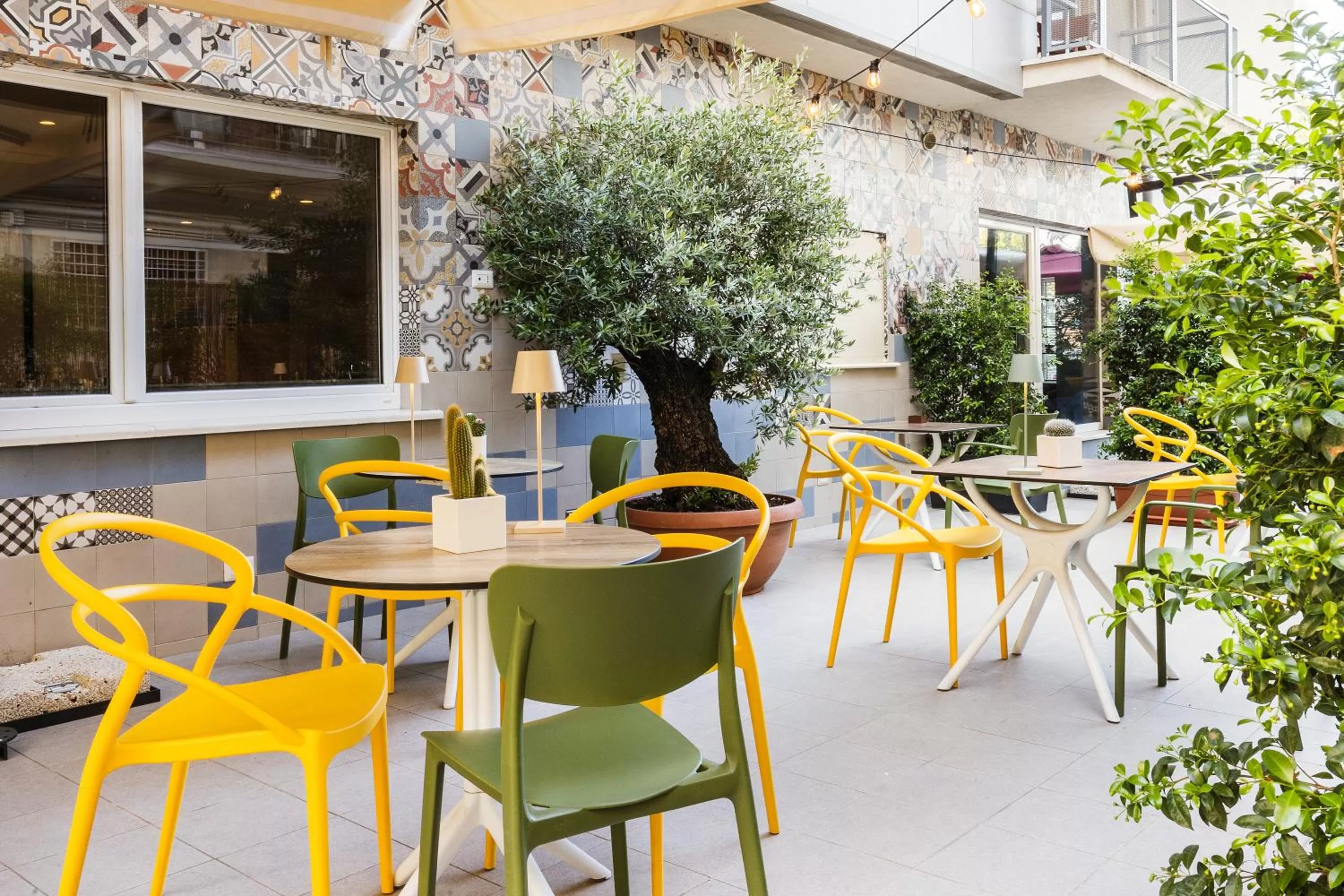 Restaurant/places to eat in Adesso Hotel