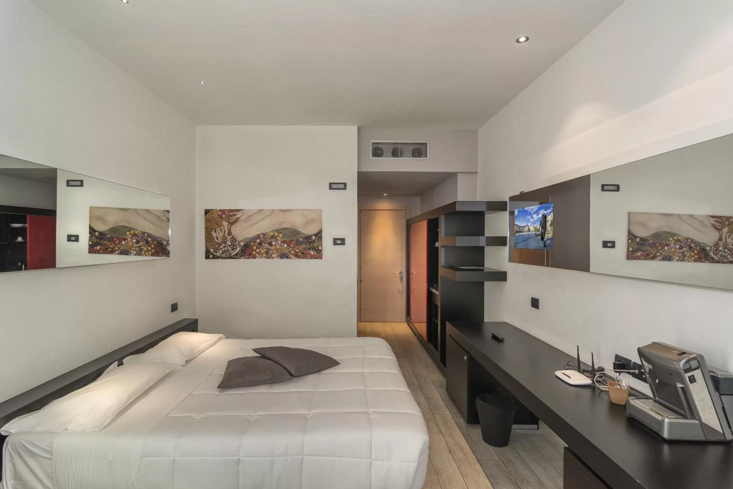 Bedroom, Bed in Blue Shades Hotel