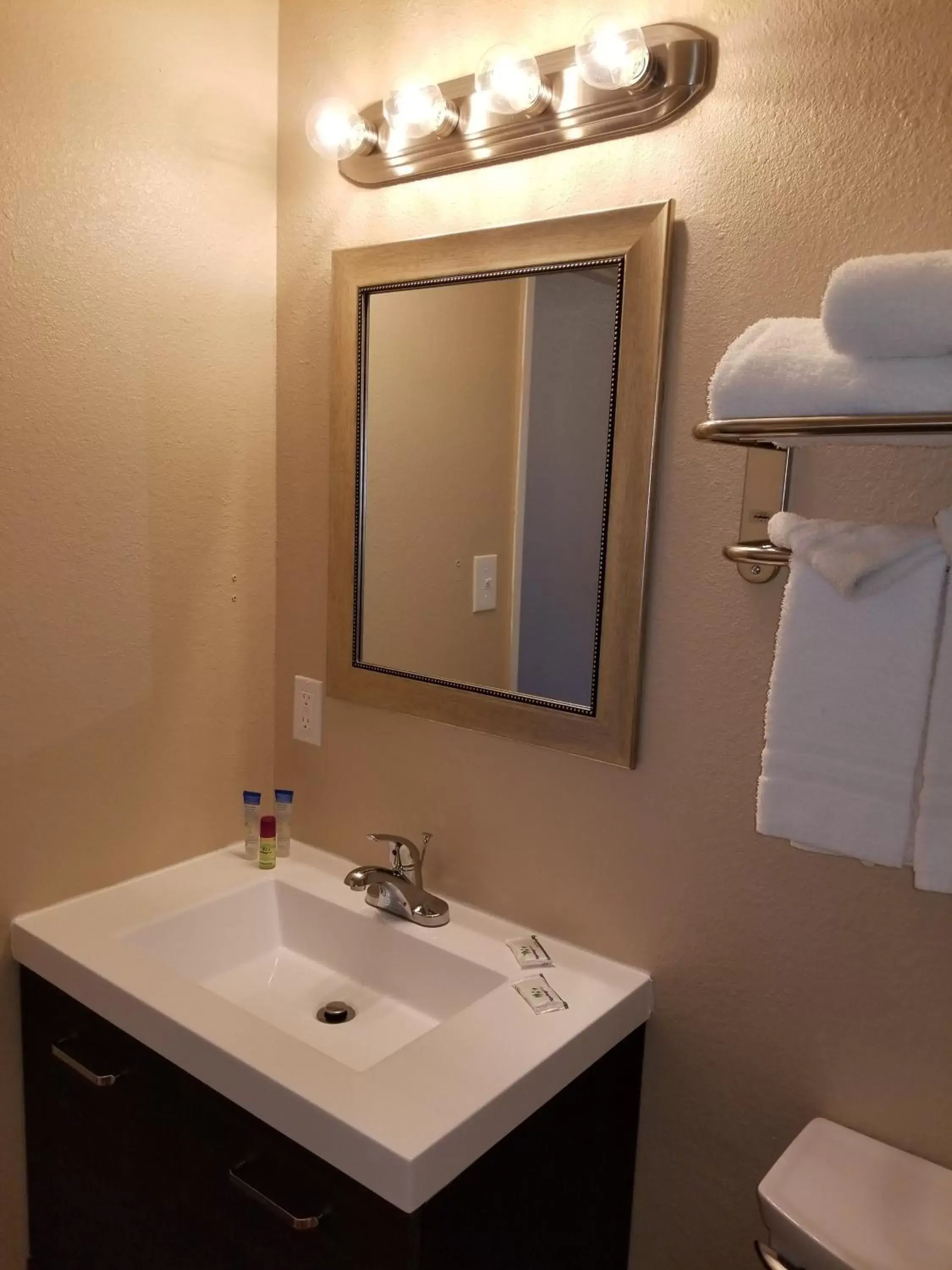 Standard King Room in Beverly Lodge Standard King Room in Beverly Lodge