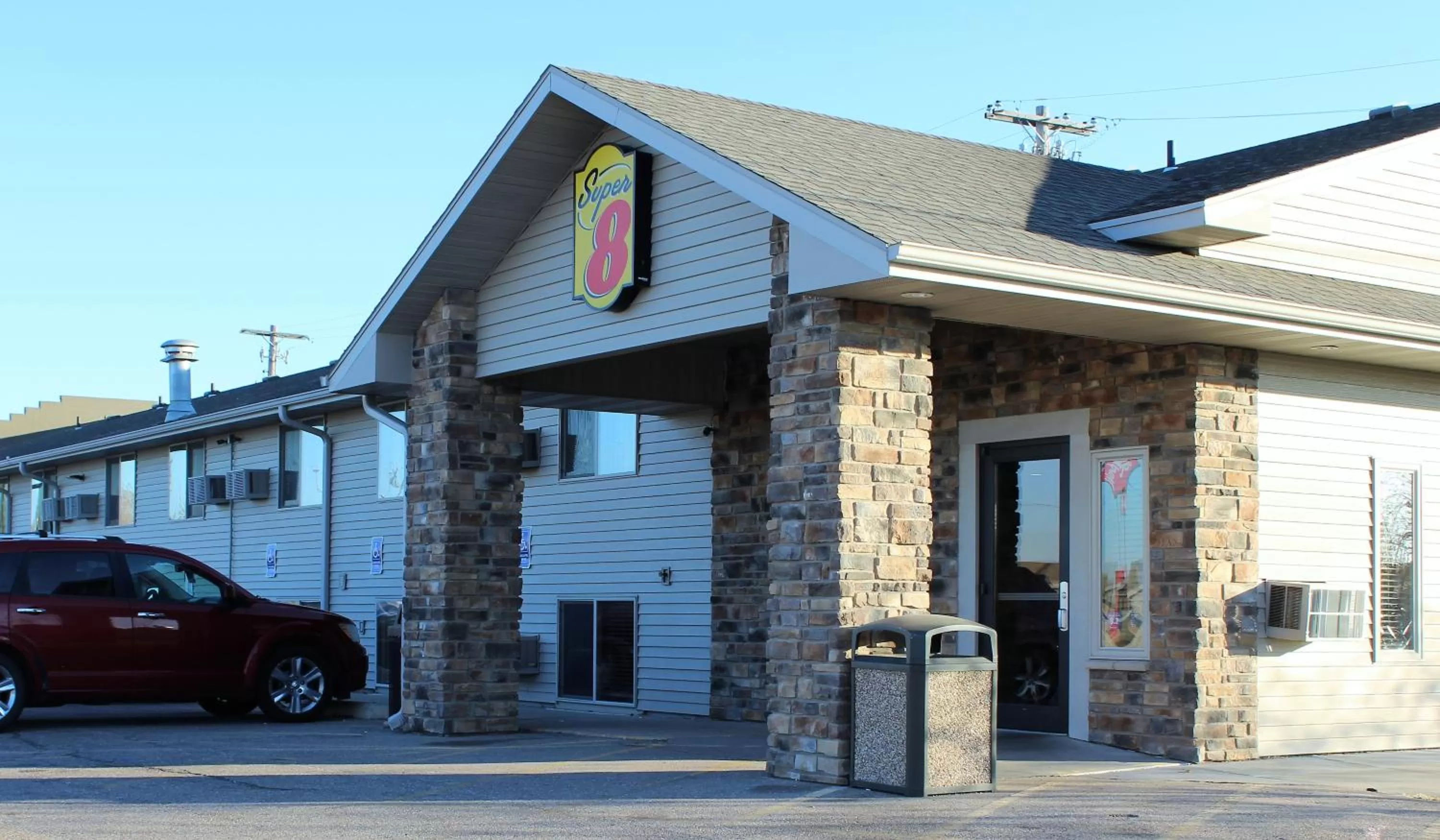 Facade/entrance in Super 8 by Wyndham Kearney