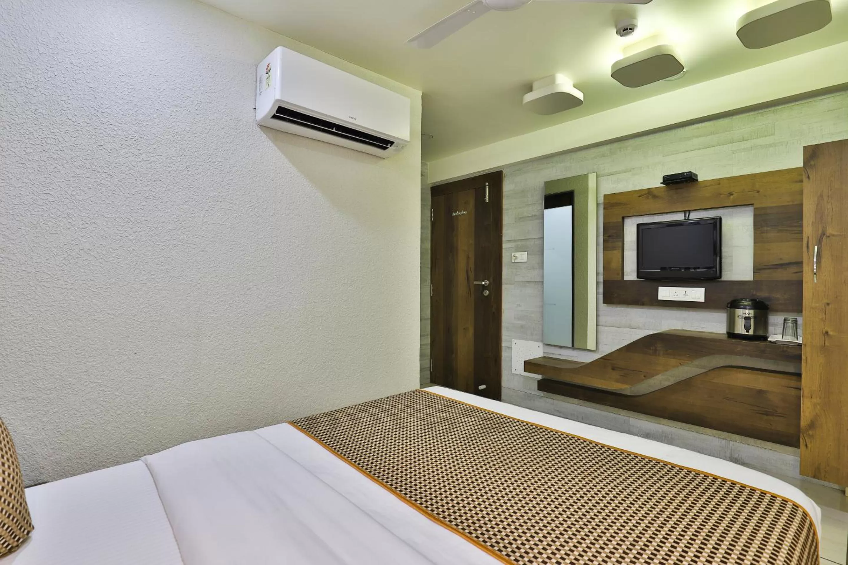 Photo of the whole room, Bed in Hotel Pearl