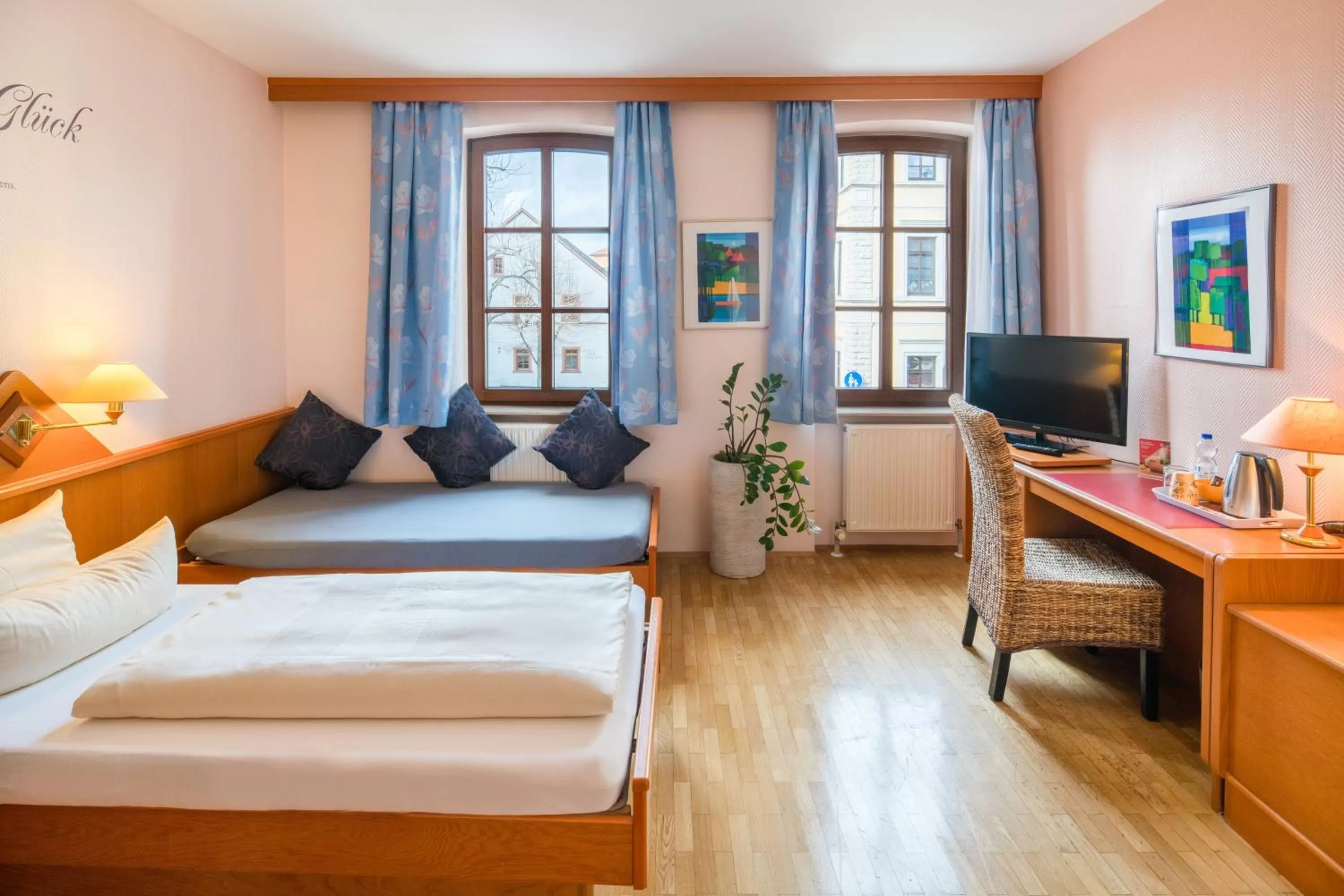 Photo of the whole room, TV/Entertainment Center in Hotel-Restaurant Zur Kanne