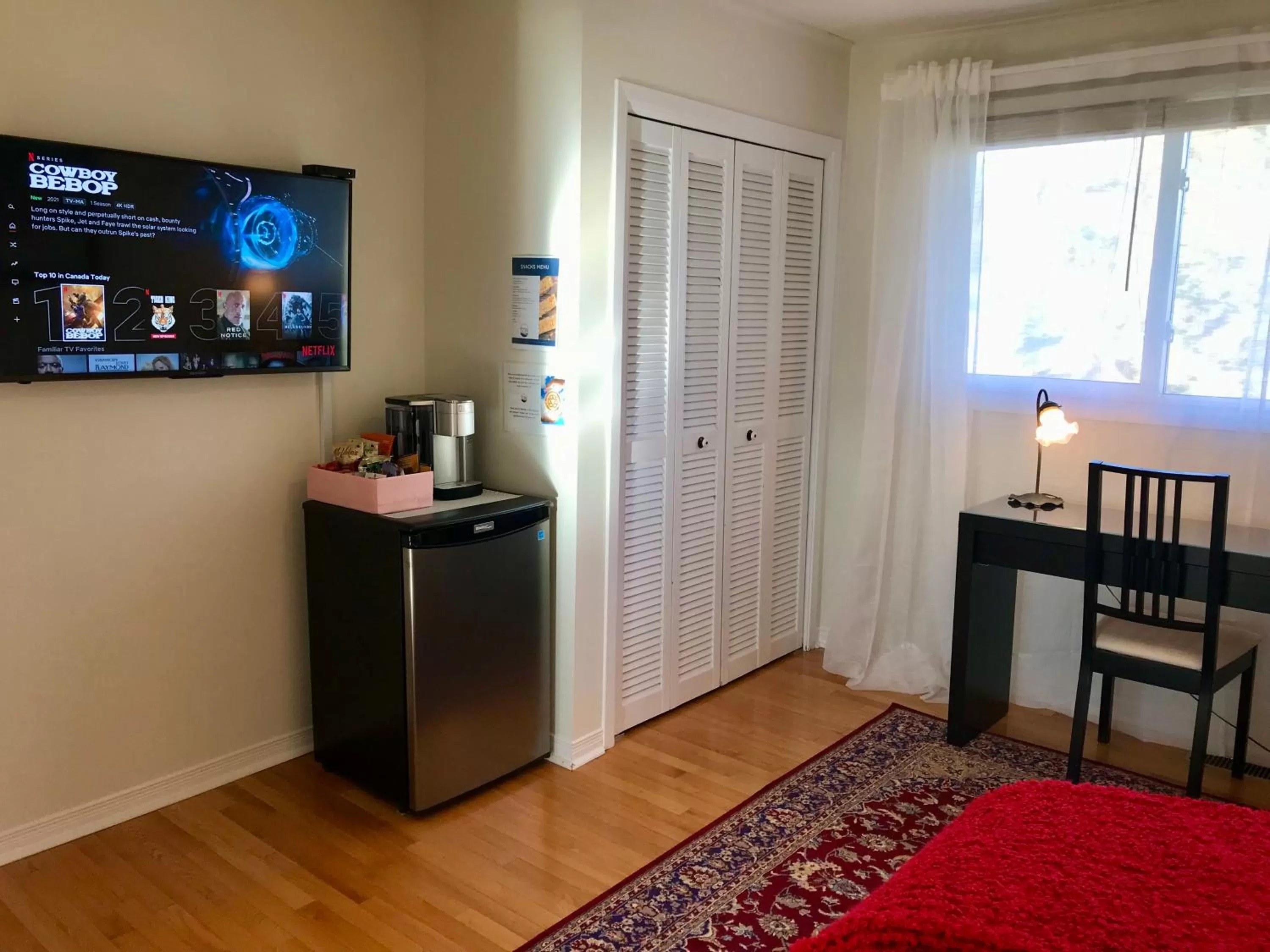 TV and multimedia, TV/Entertainment Center in Auberge Tom B&B