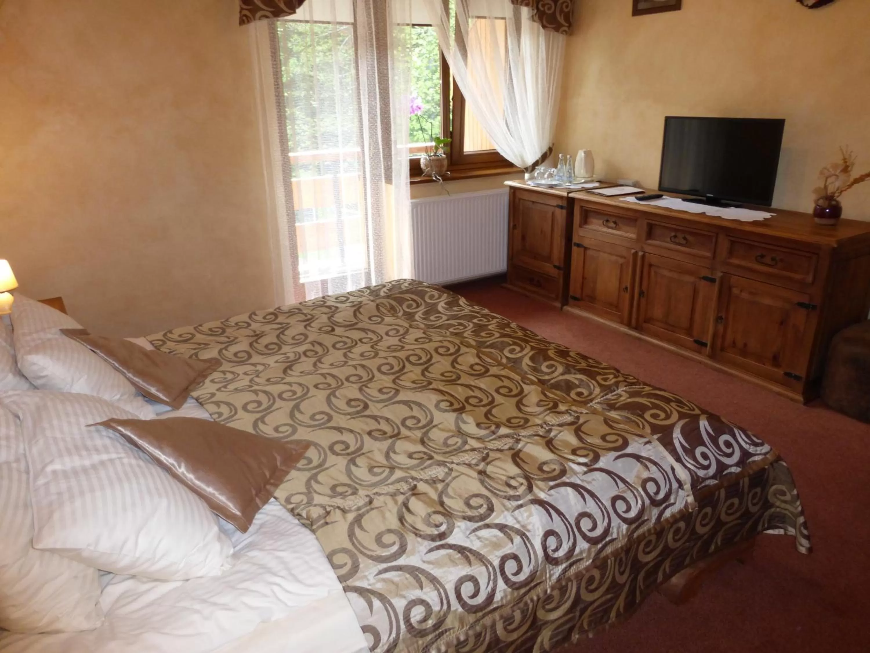 Bedroom, Bed in Hotel Dwór Karolówka