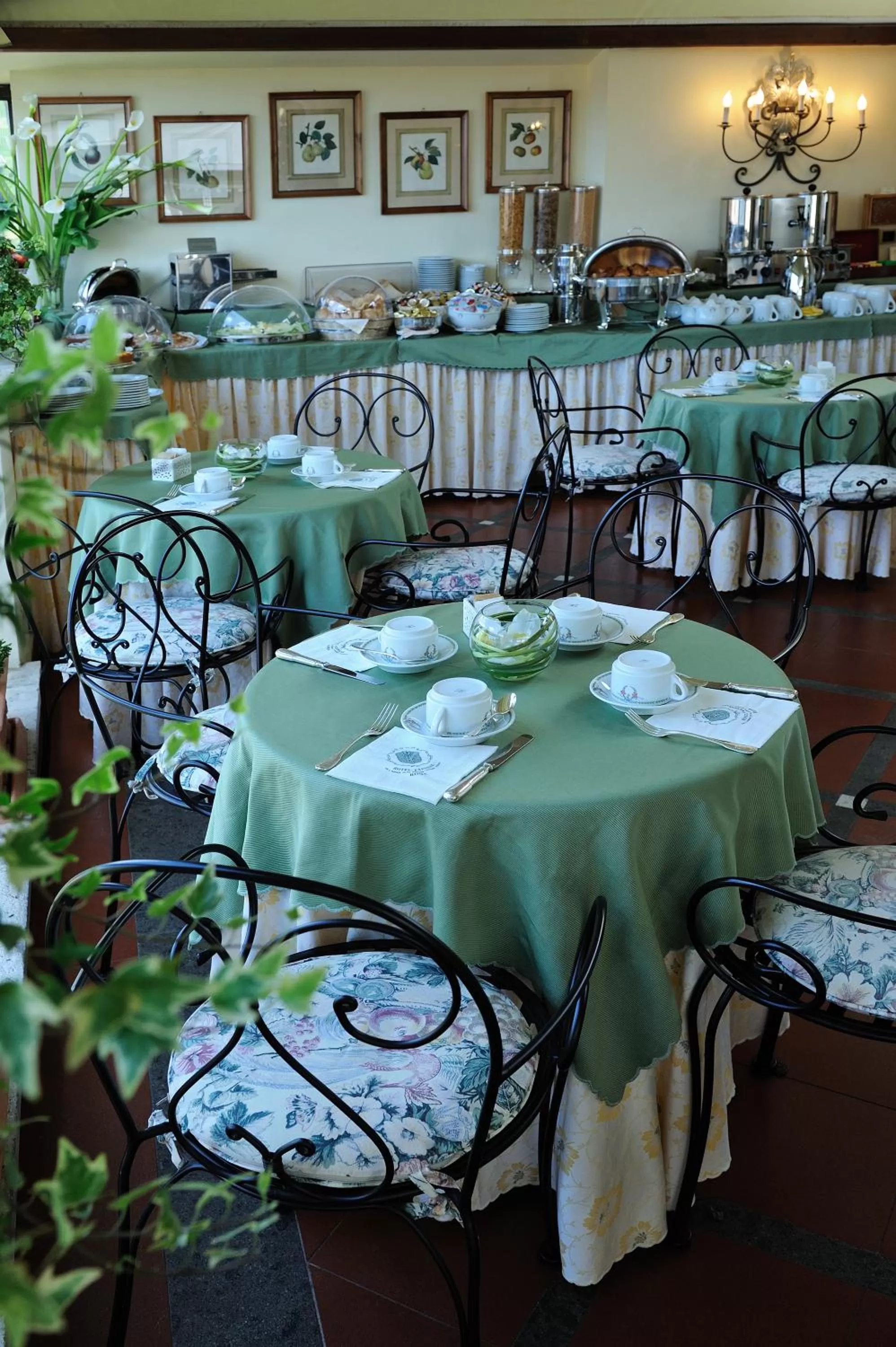 Restaurant/places to eat in Hotel Farnese