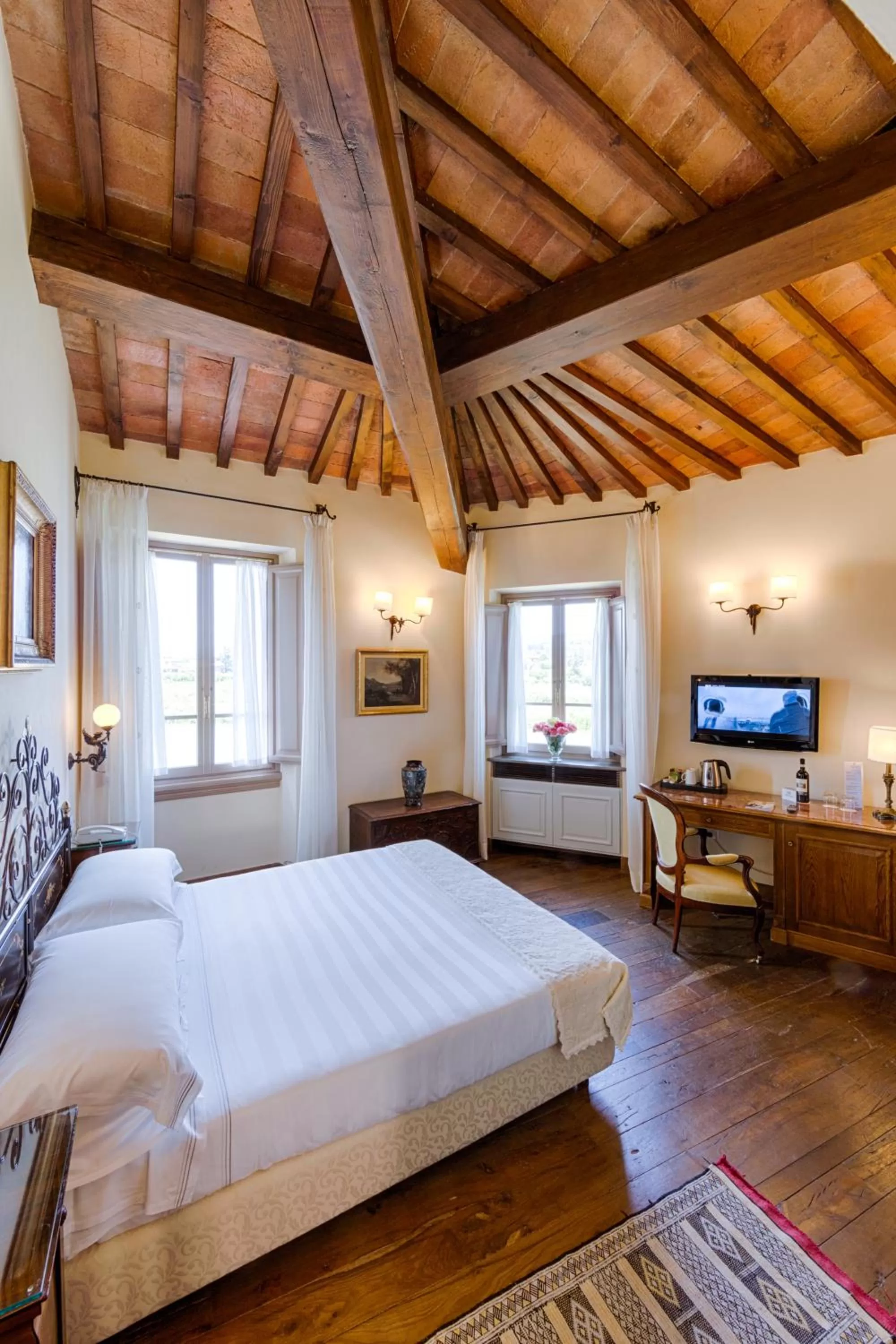 Photo of the whole room, Bed in Hotel Mulino di Firenze - WorldHotels Crafted