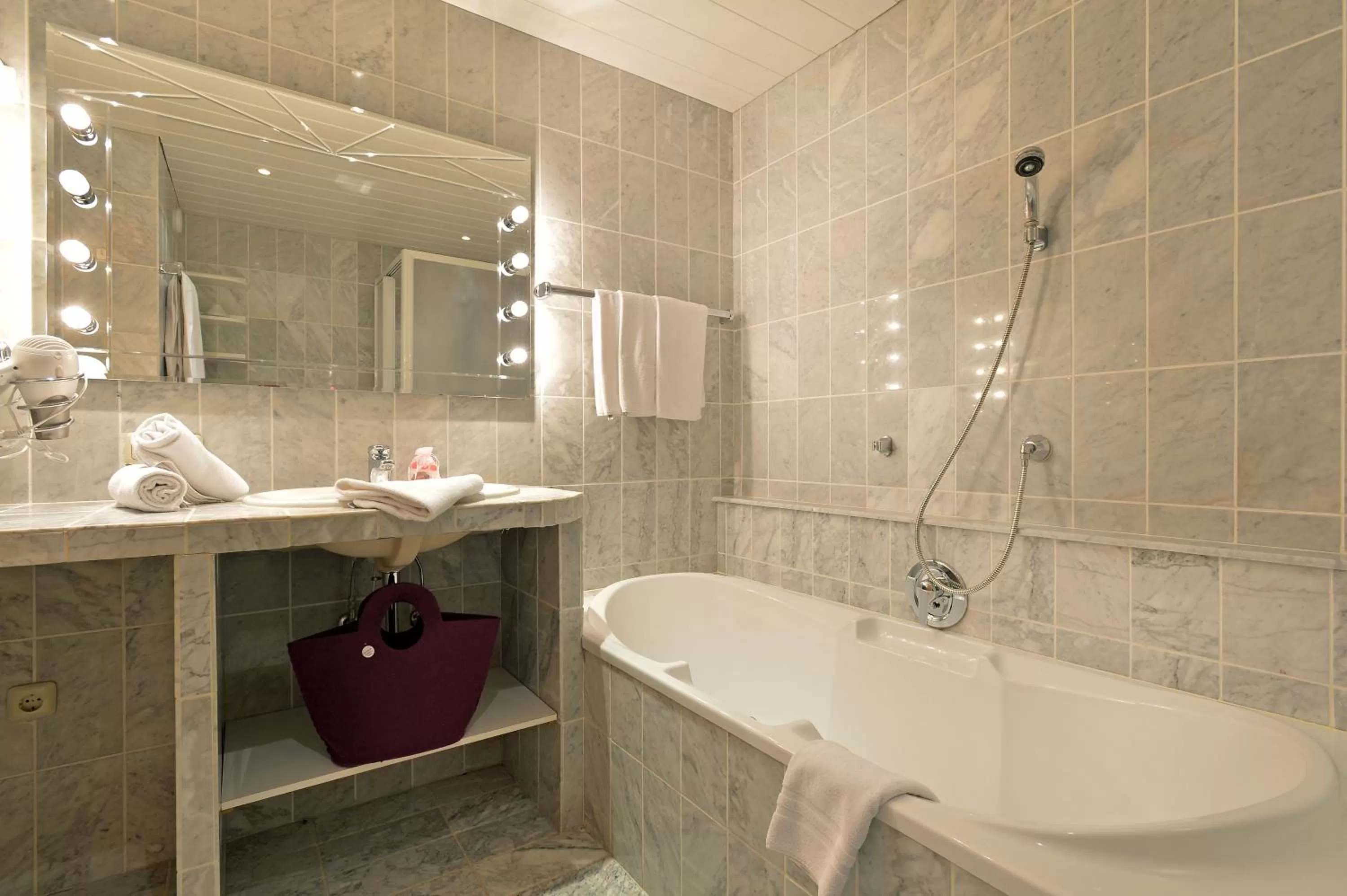 Bathroom in Apparthotel Tom Sojer