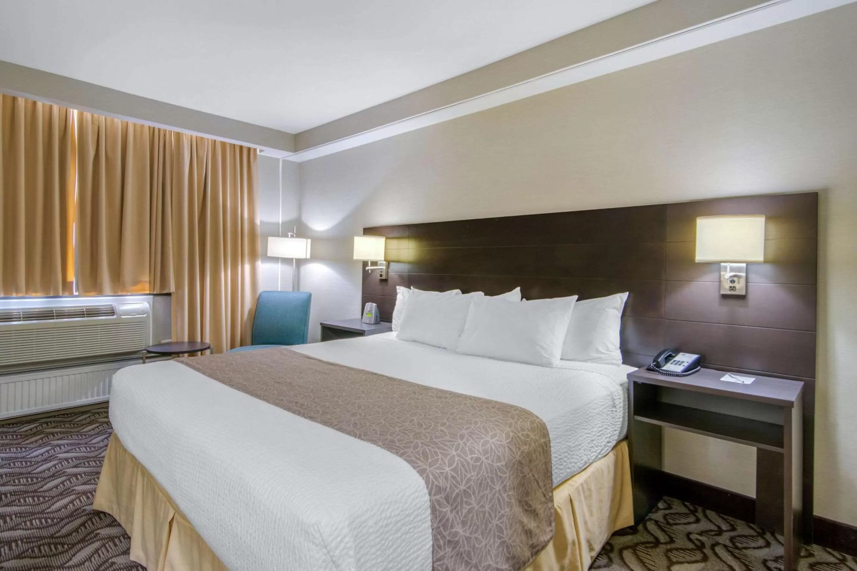 Photo of the whole room, Bed in Clarion Hotel