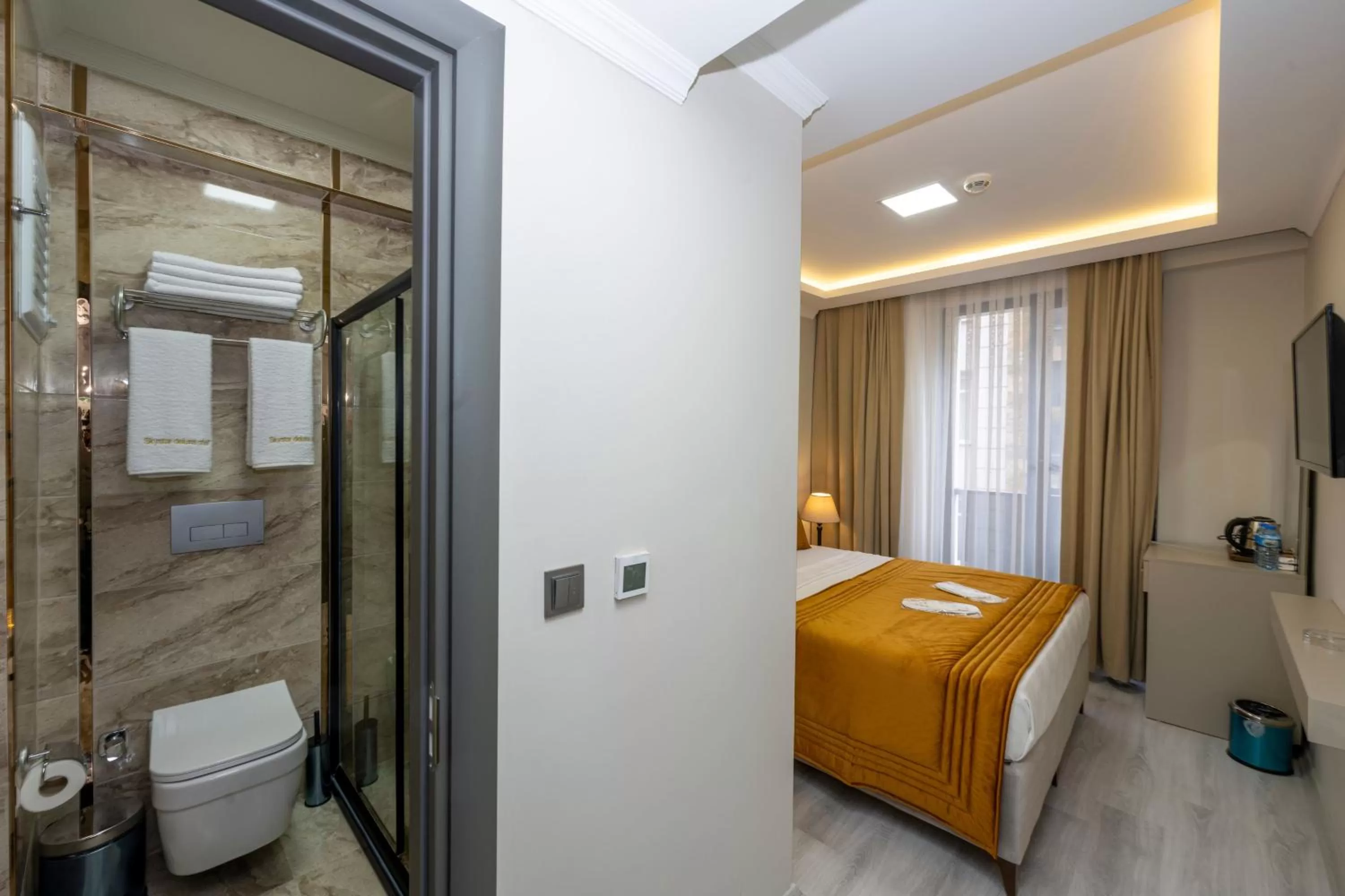 Toilet, Bed in SKYSTAR DELUXE HOTEL