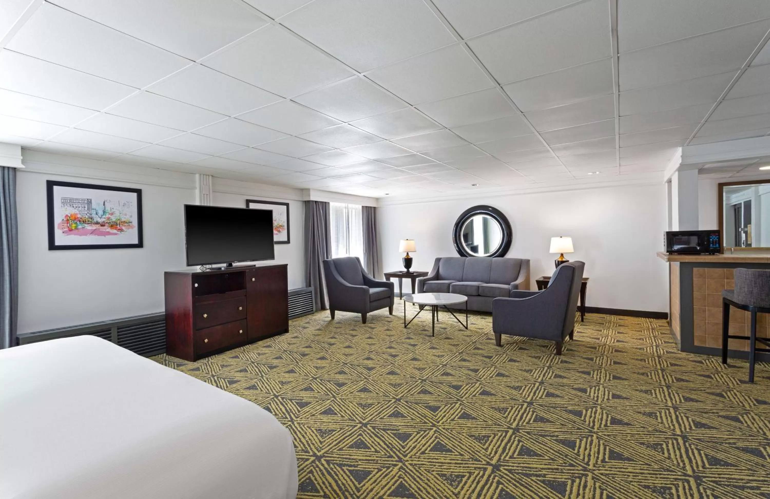 Living room, Bed in DoubleTree by Hilton Washington Meadow Lands Casino Area