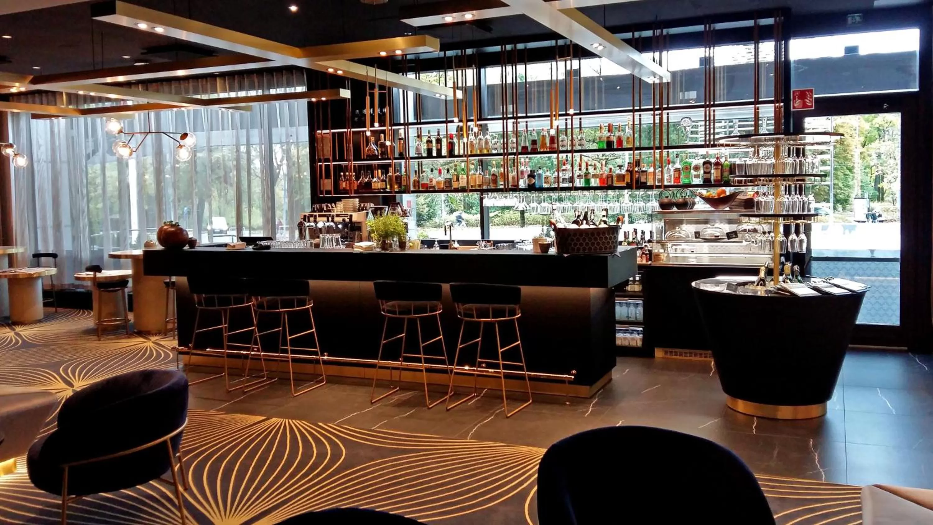 Lounge or bar in Crowne Plaza Helsinki - Hesperia by IHG