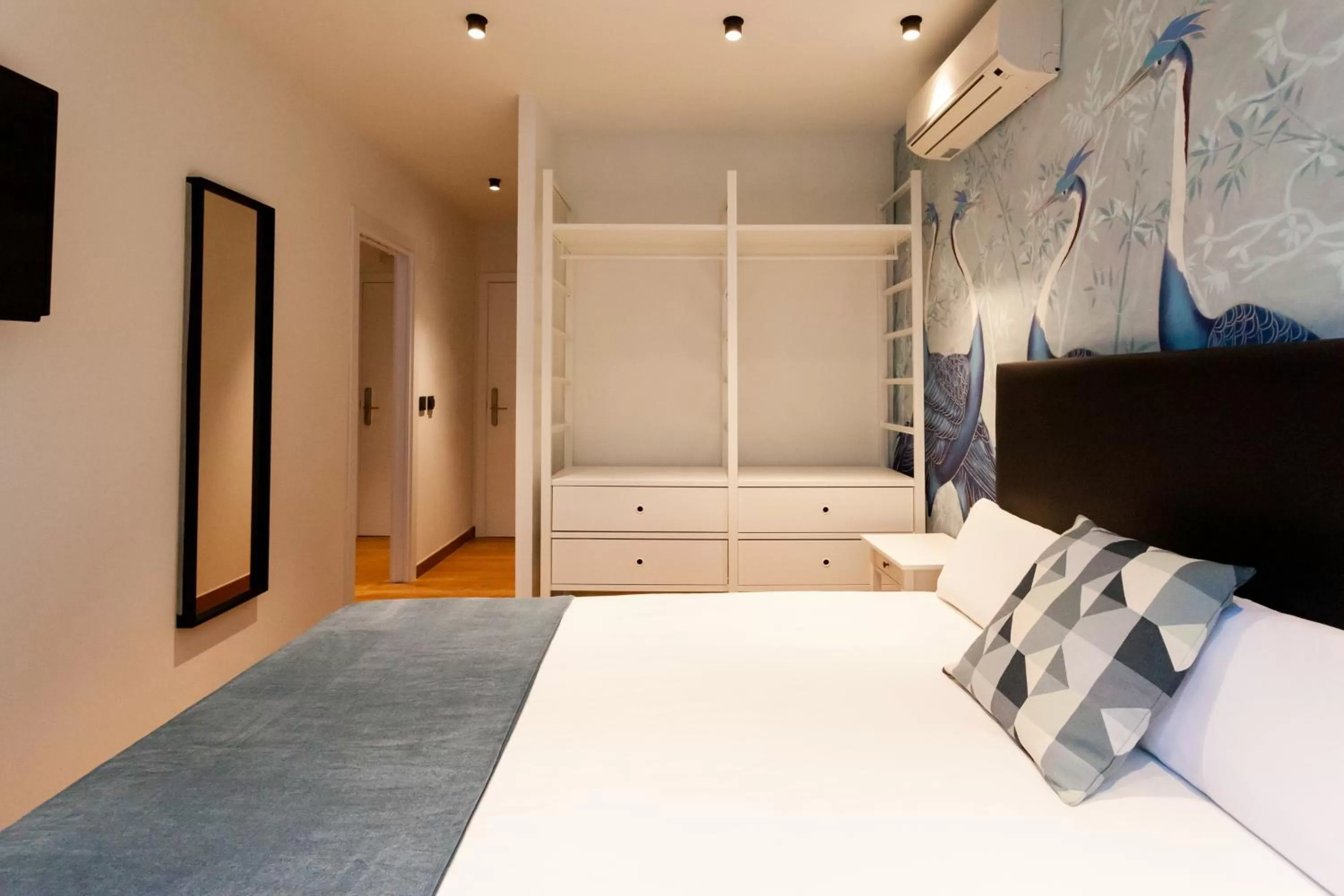 Photo of the whole room, Bed in Welldone Sierpes Boutique