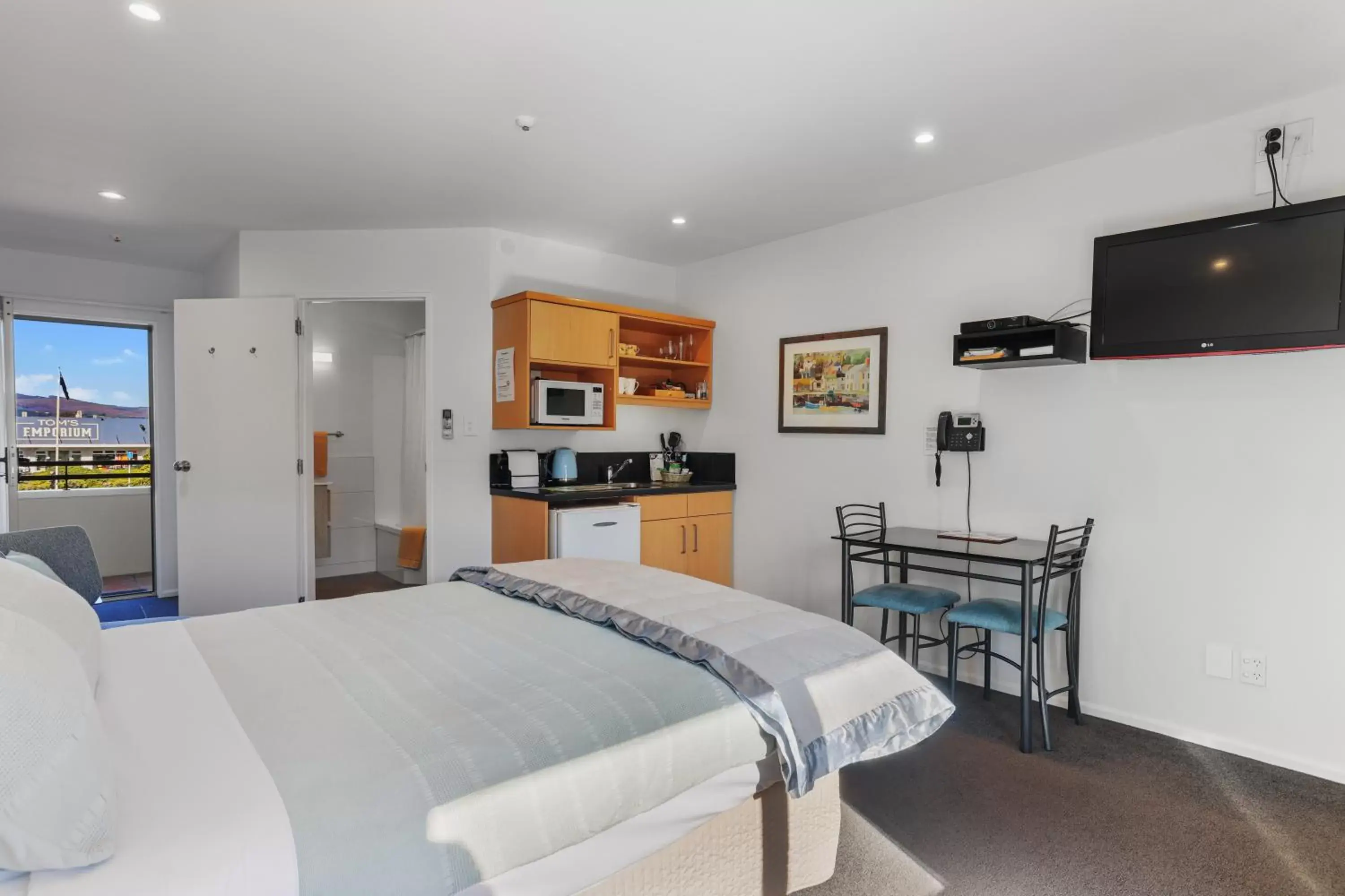 Deluxe Suite with Spa Bath in Lorenzo Motor Lodge Deluxe Suite with Spa Bath in Lorenzo Motor Lodge