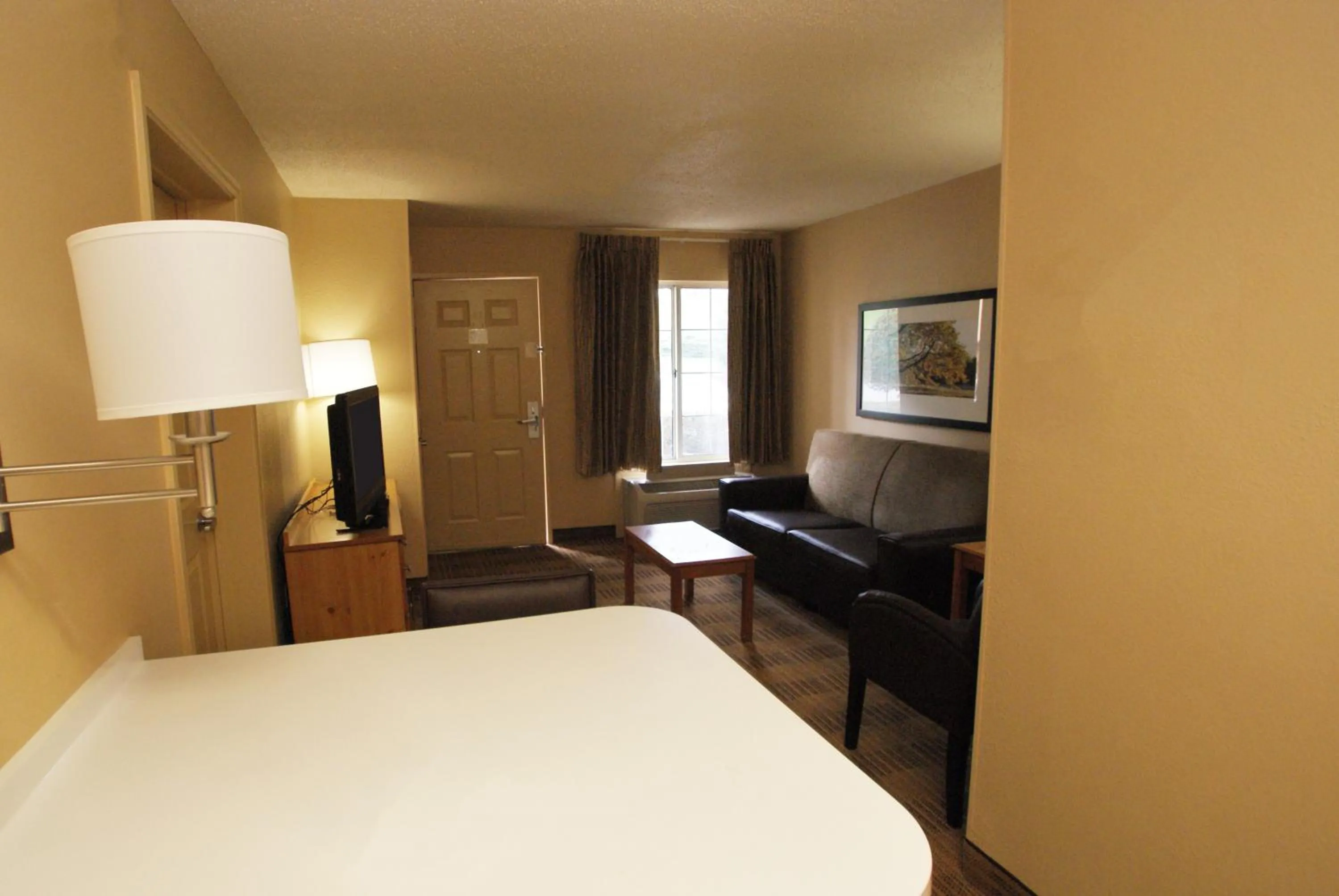 TV and multimedia, Bed in Extended Stay America Suites - Portland - Tigard