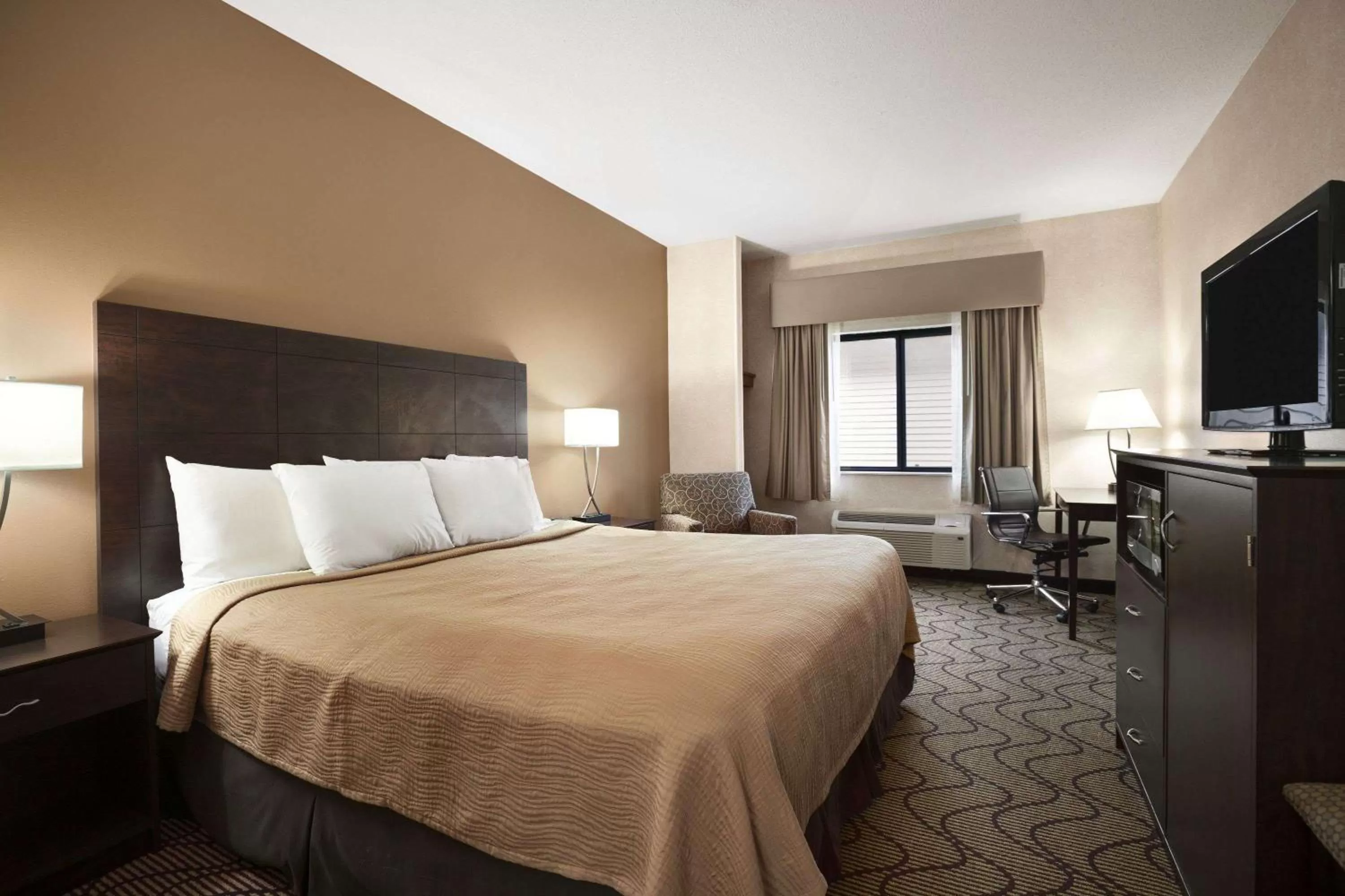 Photo of the whole room, Bed in Days Inn by Wyndham Columbia Mall