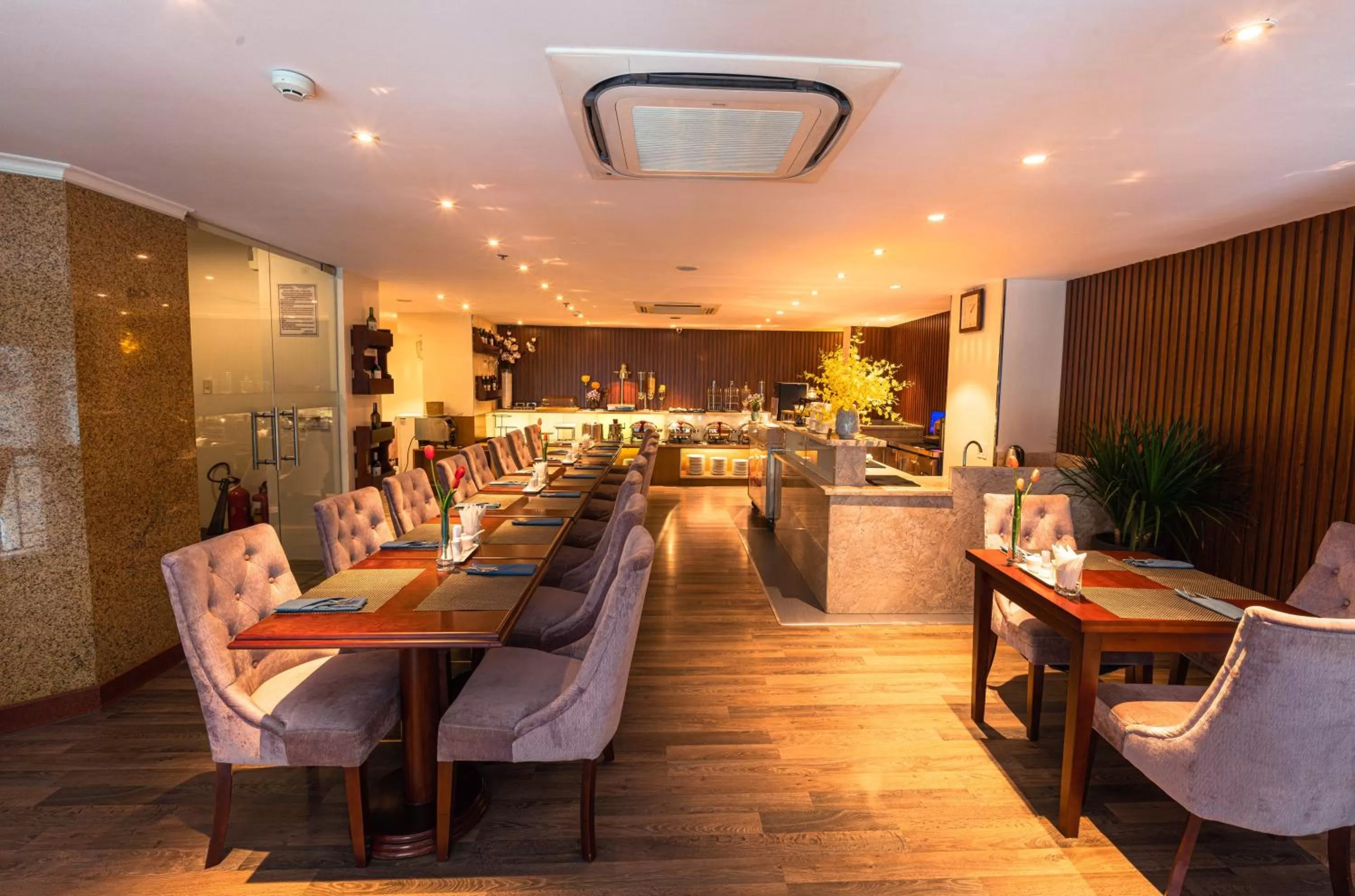 Restaurant/places to eat in Roseland Corp Hotel