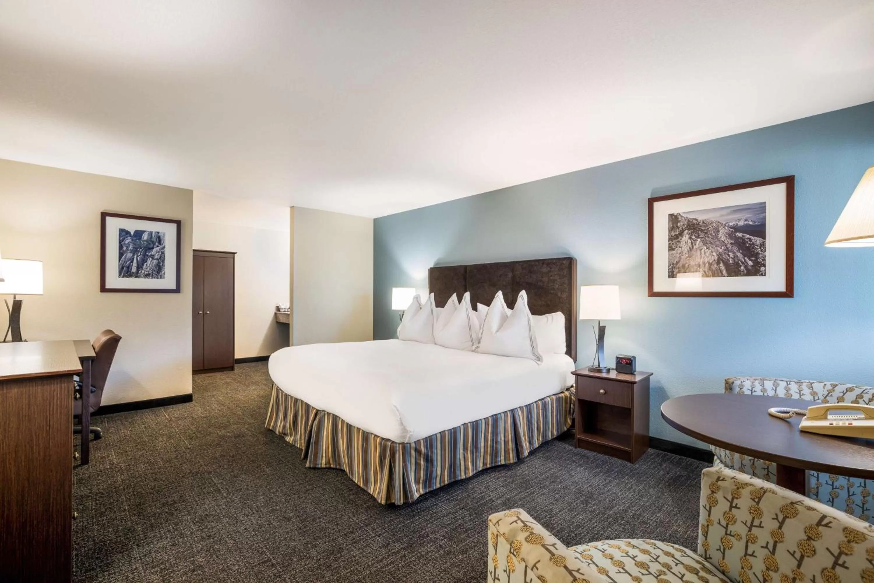 Bedroom, Bed in Best Western Windsor Inn