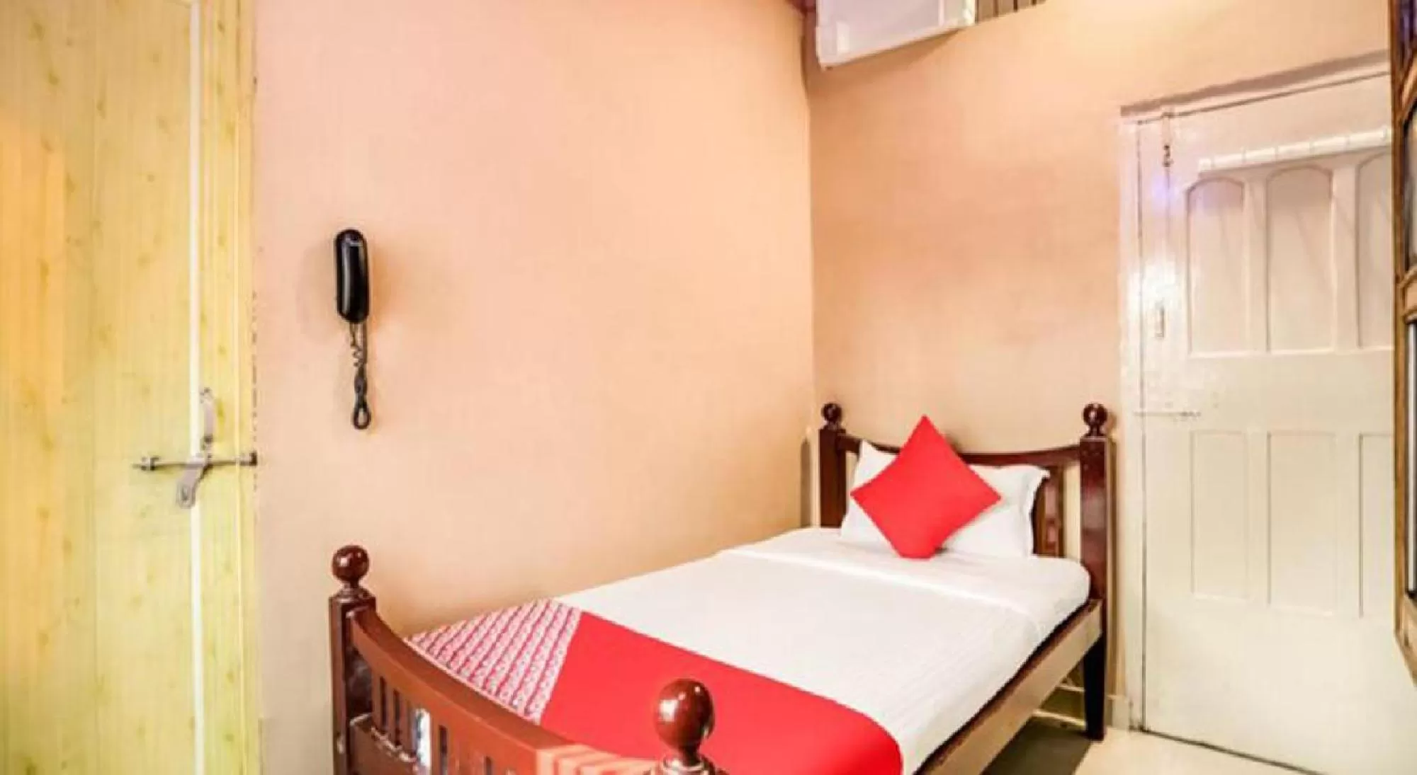 Bed in Hotel Aakash Ganga