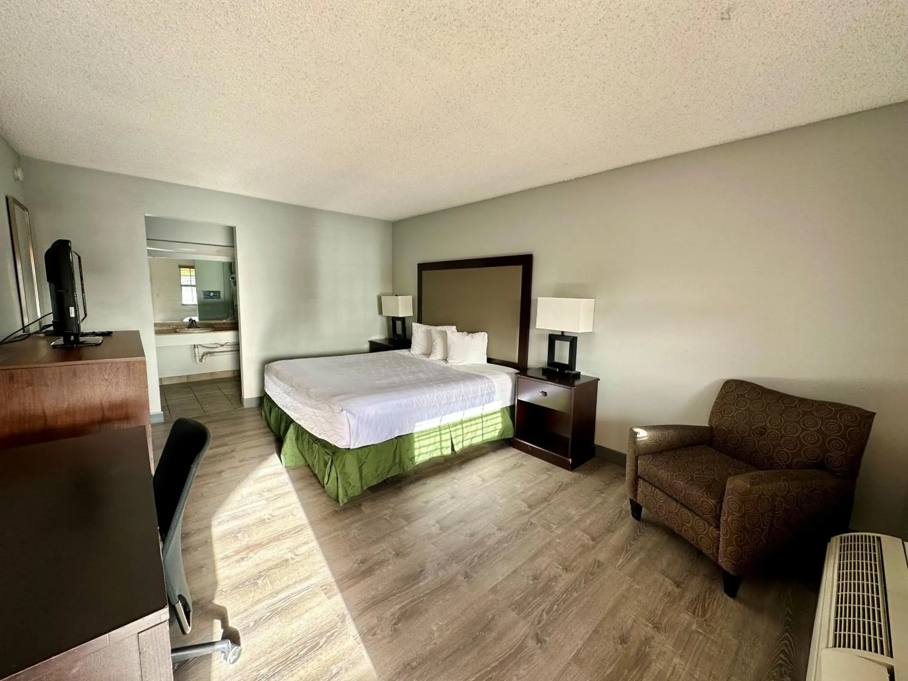 Standard King Room - Smoking in Silver Queen Inn Standard King Room - Smoking in Silver Queen Inn