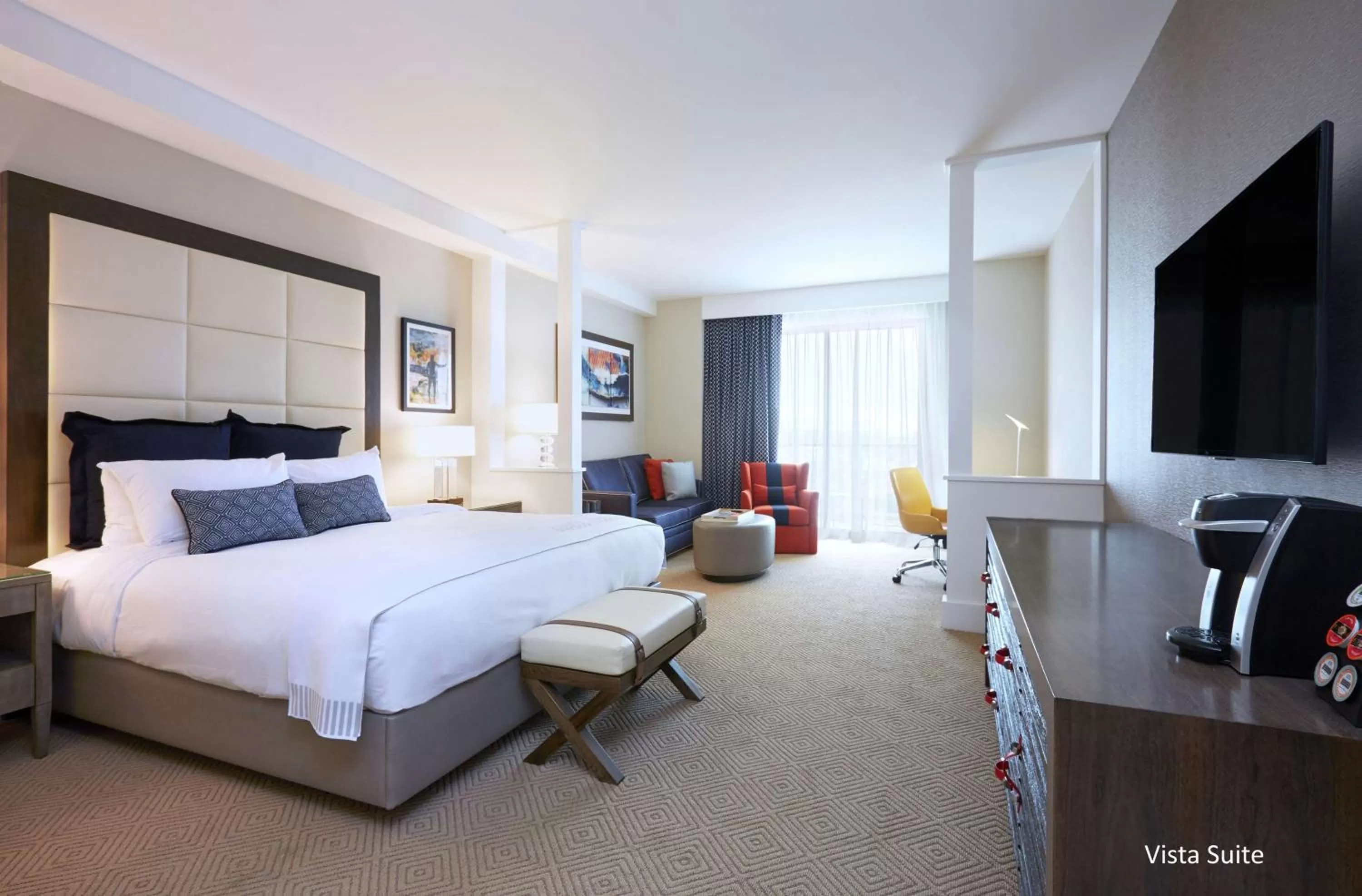 Bed in The Waterfront Beach Resort, A Hilton Hotel