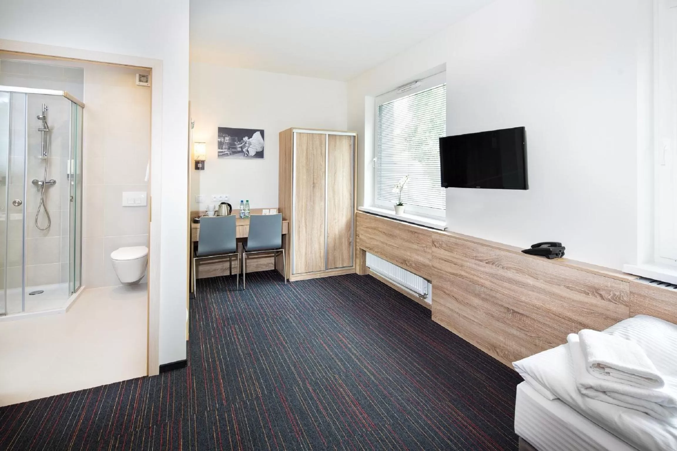 Shower, Bed in Automobil Hotel