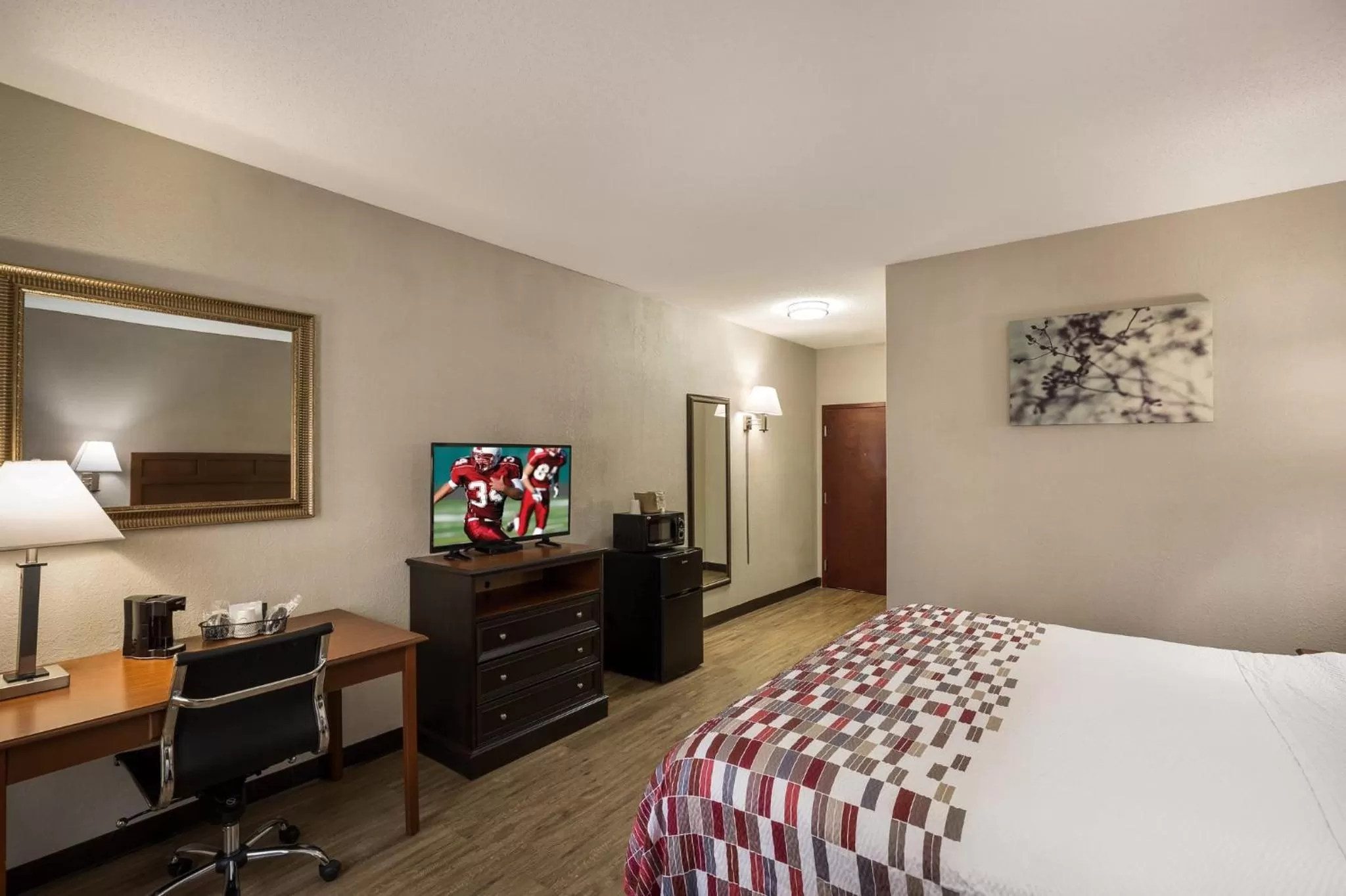 Bedroom, Bed in Red Roof Inn & Suites Bloomsburg - Mifflinville