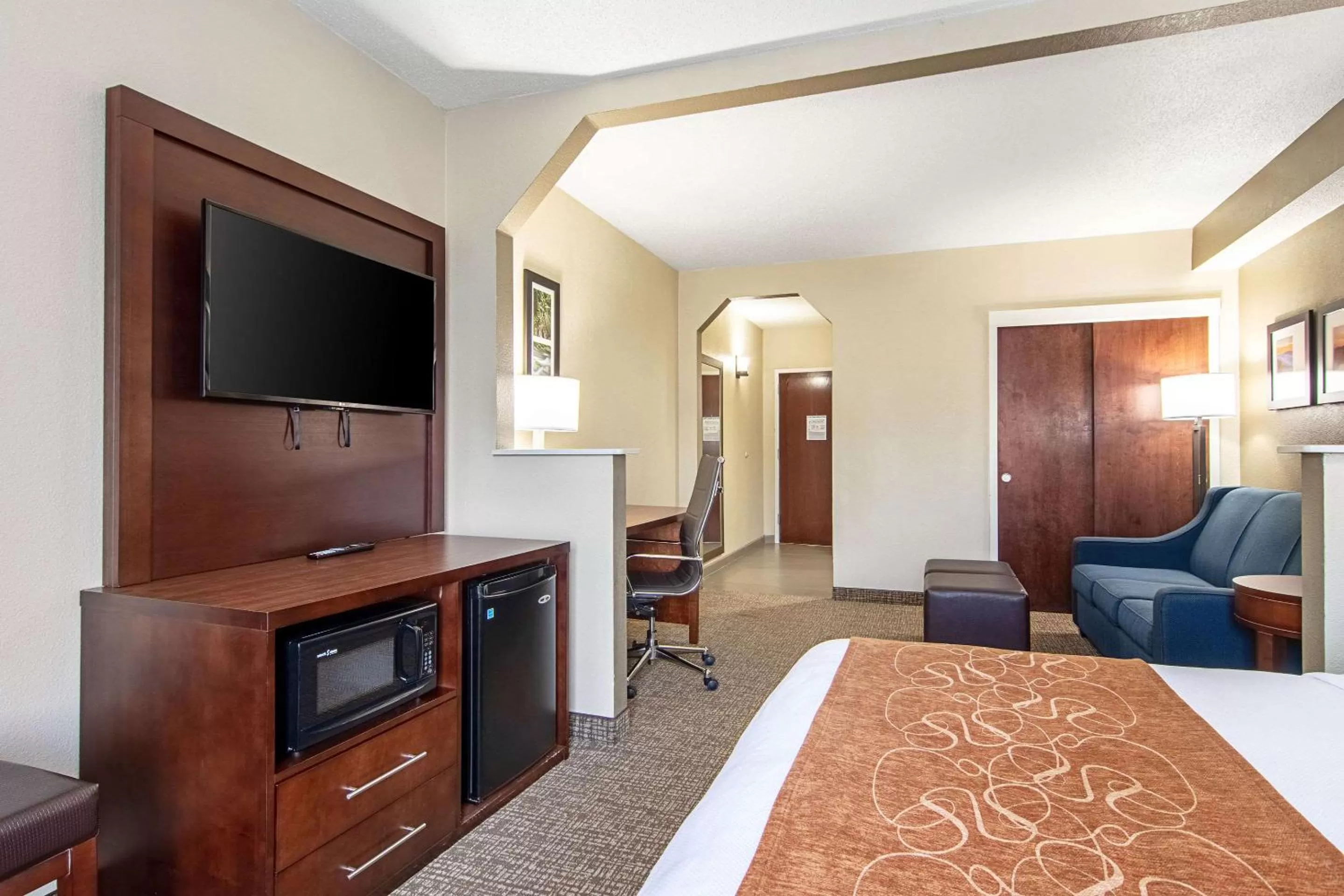 Photo of the whole room, Bed in Comfort Suites Knoxville Airport